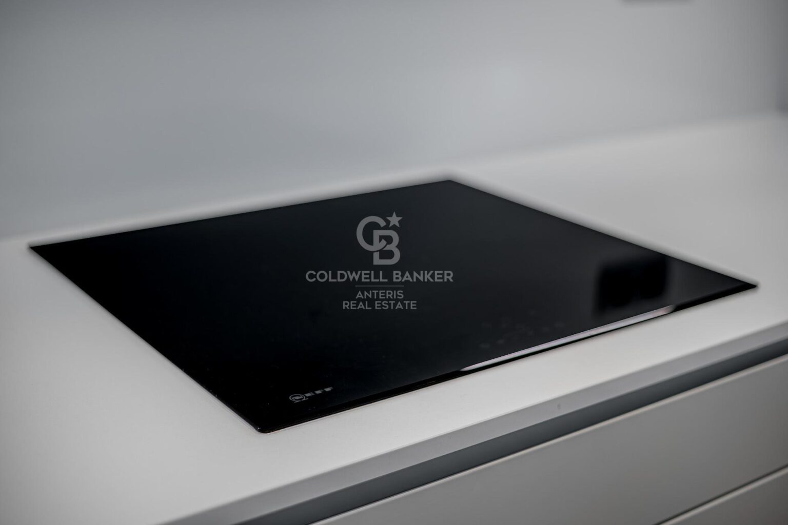 Ático dúplex con plazas de aparcamiento y trastero en una finca del famoso Enric Sagnier