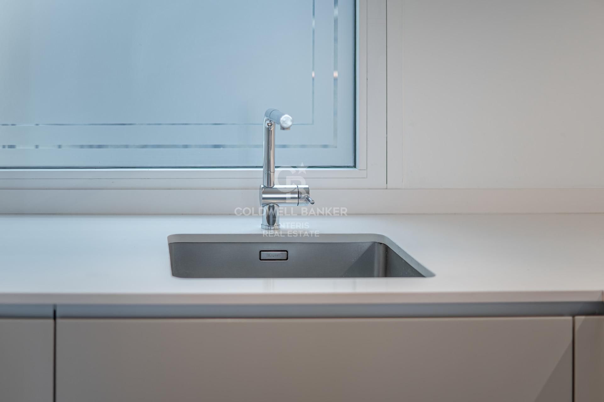 Ático dúplex con plazas de aparcamiento y trastero en una finca del famoso Enric Sagnier