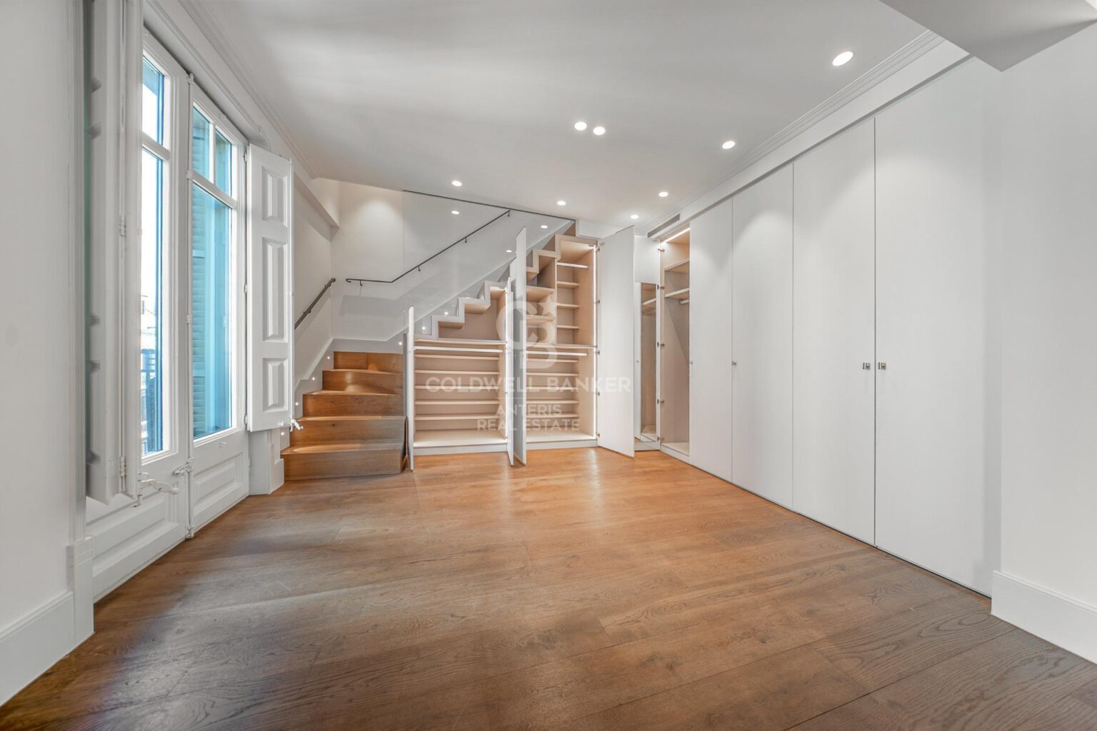 Ático dúplex con plazas de aparcamiento y trastero en una finca del famoso Enric Sagnier