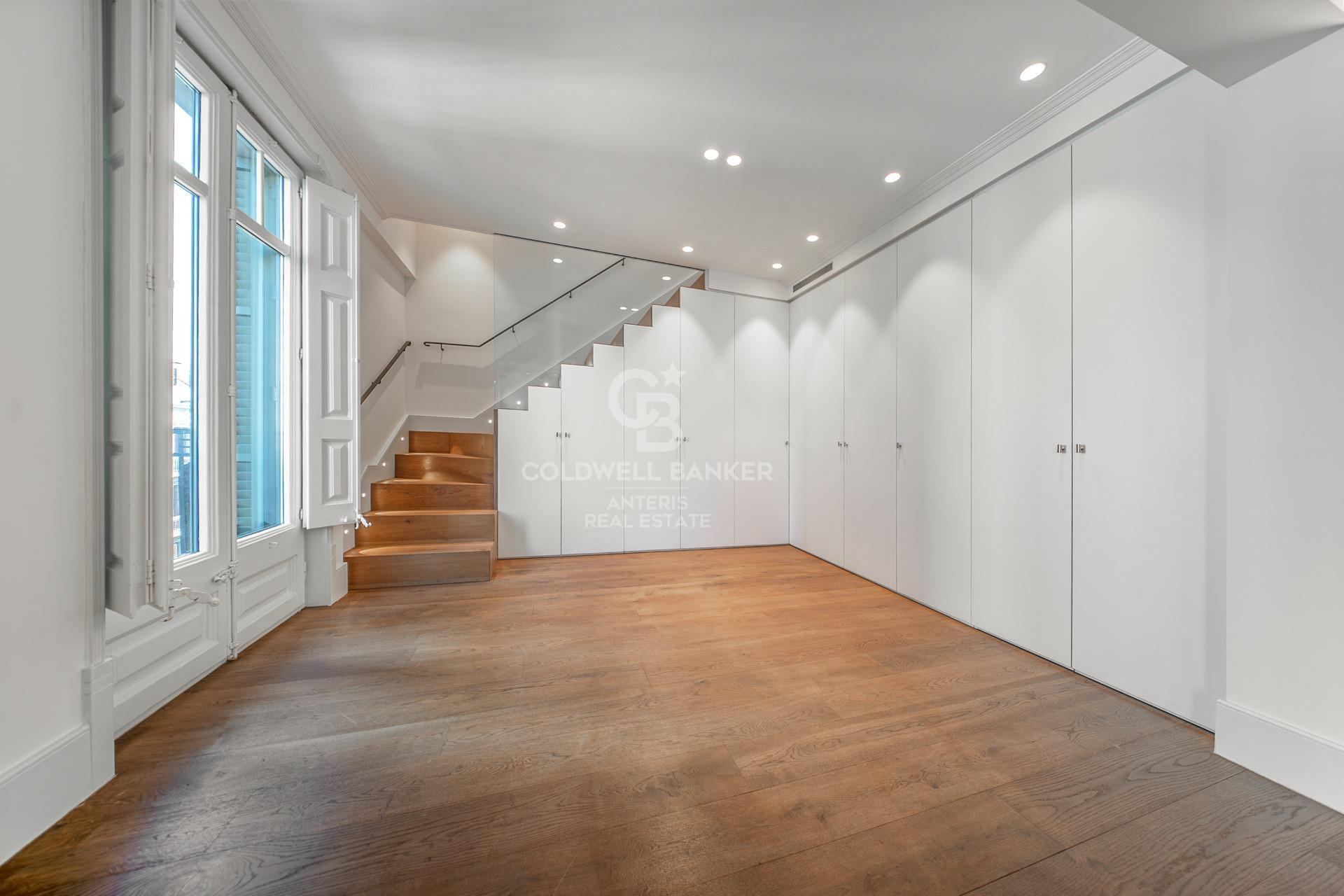 Ático dúplex con plazas de aparcamiento y trastero en una finca del famoso Enric Sagnier