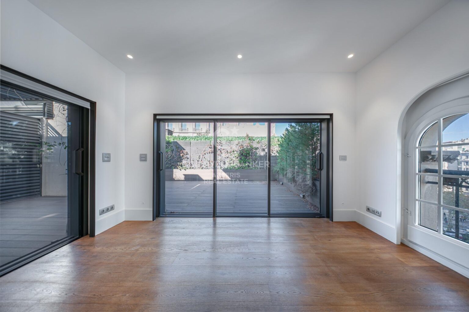 Ático dúplex con plazas de aparcamiento y trastero en una finca del famoso Enric Sagnier