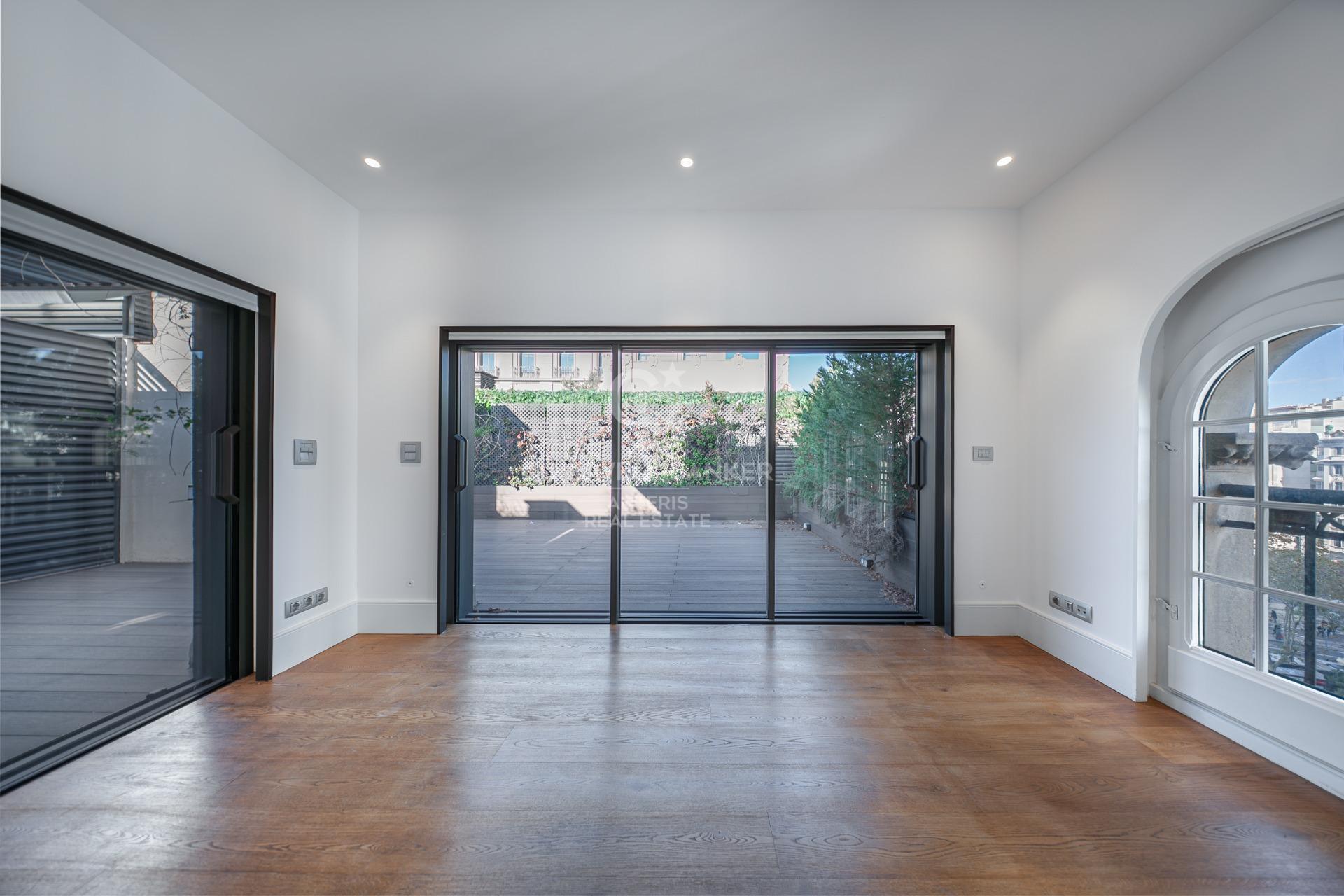 Ático dúplex con plazas de aparcamiento y trastero en una finca del famoso Enric Sagnier