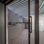 Ático dúplex con plazas de aparcamiento y trastero en una finca del famoso Enric Sagnier