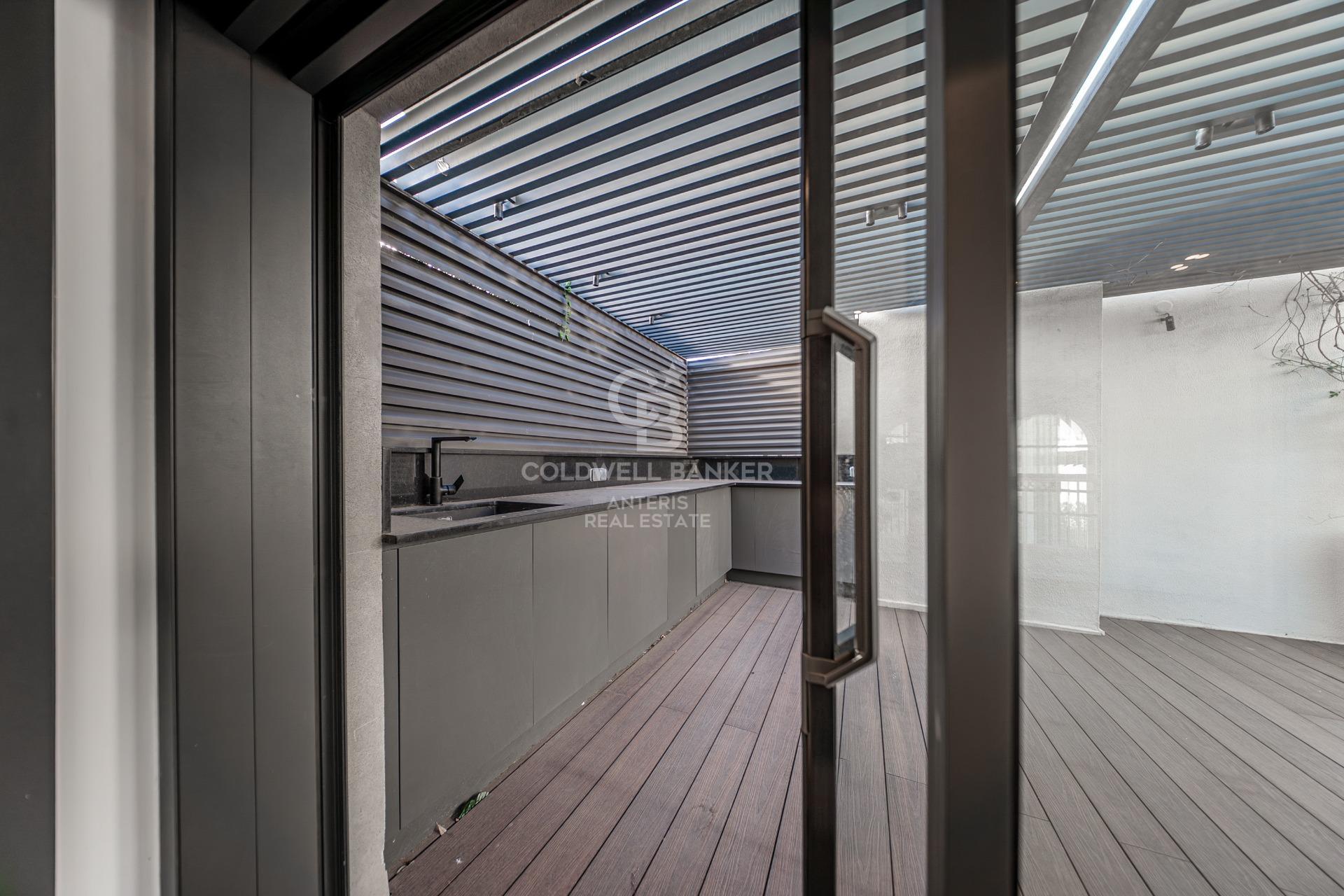 Ático dúplex con plazas de aparcamiento y trastero en una finca del famoso Enric Sagnier