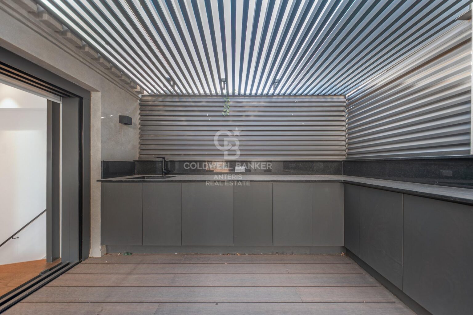 Ático dúplex con plazas de aparcamiento y trastero en una finca del famoso Enric Sagnier