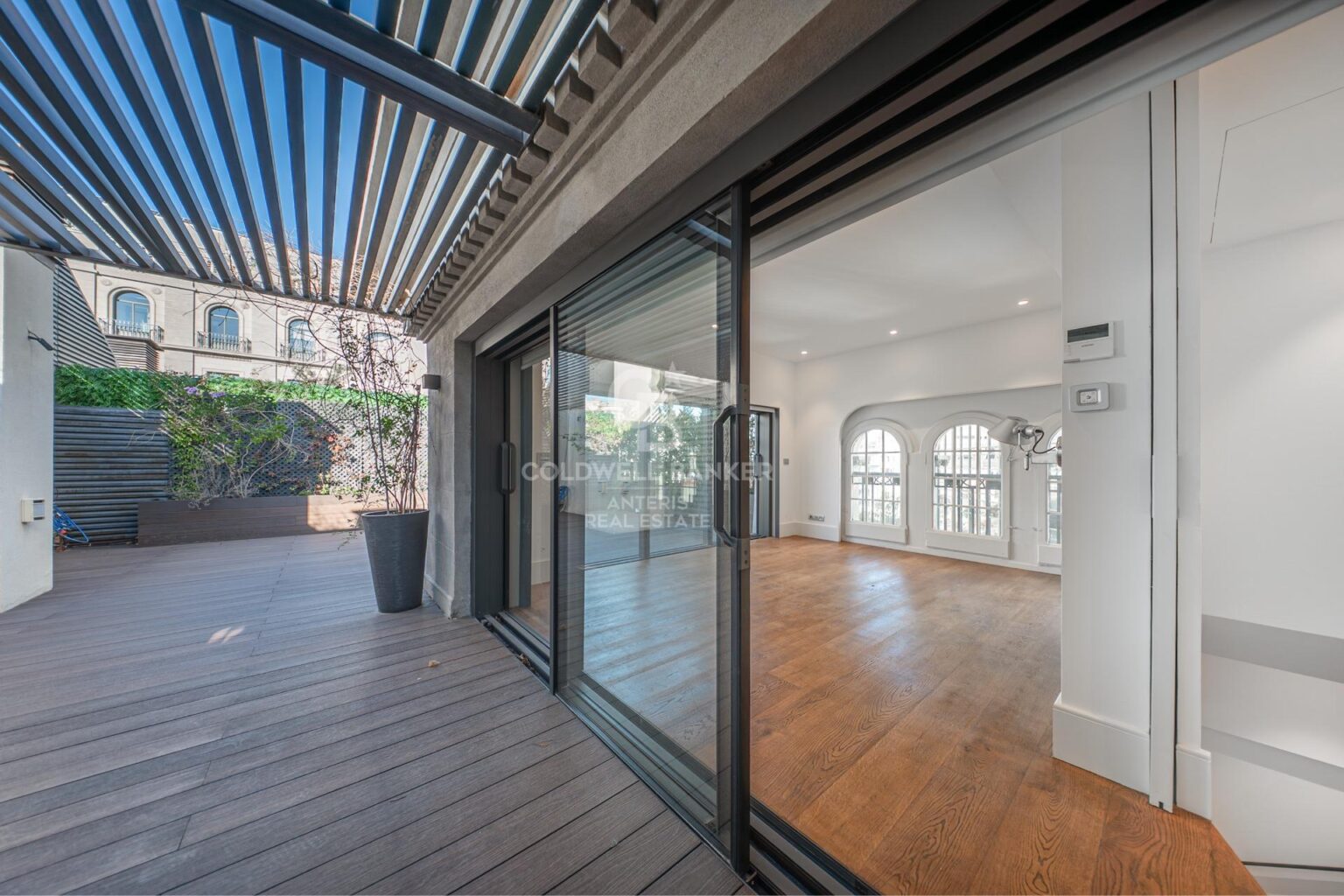 Ático dúplex con plazas de aparcamiento y trastero en una finca del famoso Enric Sagnier