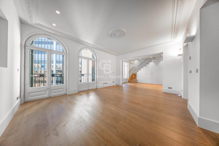 Dwupoziomowy penthouse z miejscami parkingowymi, schowkiem i usługami konsjerża w całkowicie odnowionym budynku