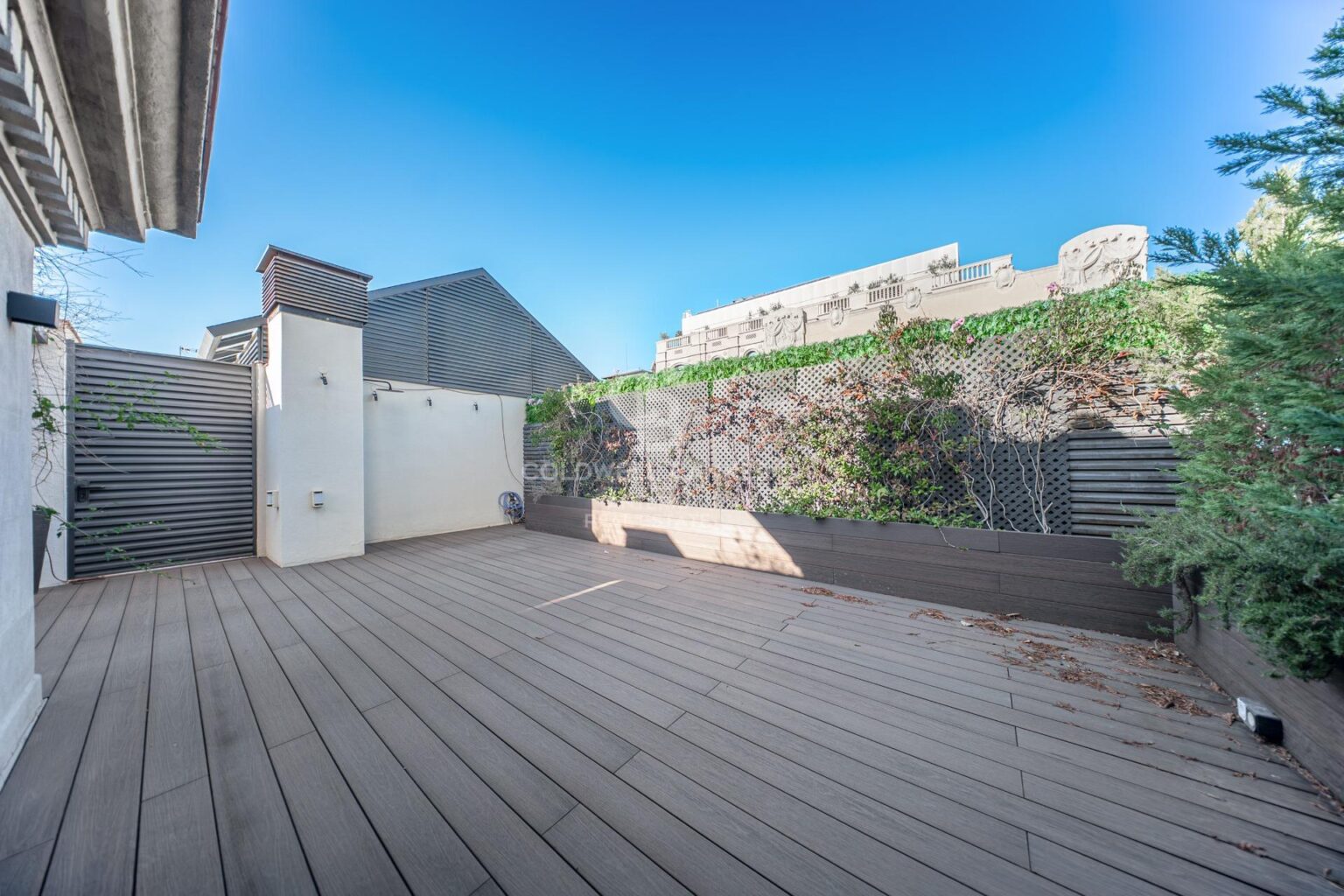 Ático dúplex con plazas de aparcamiento y trastero en una finca del famoso Enric Sagnier