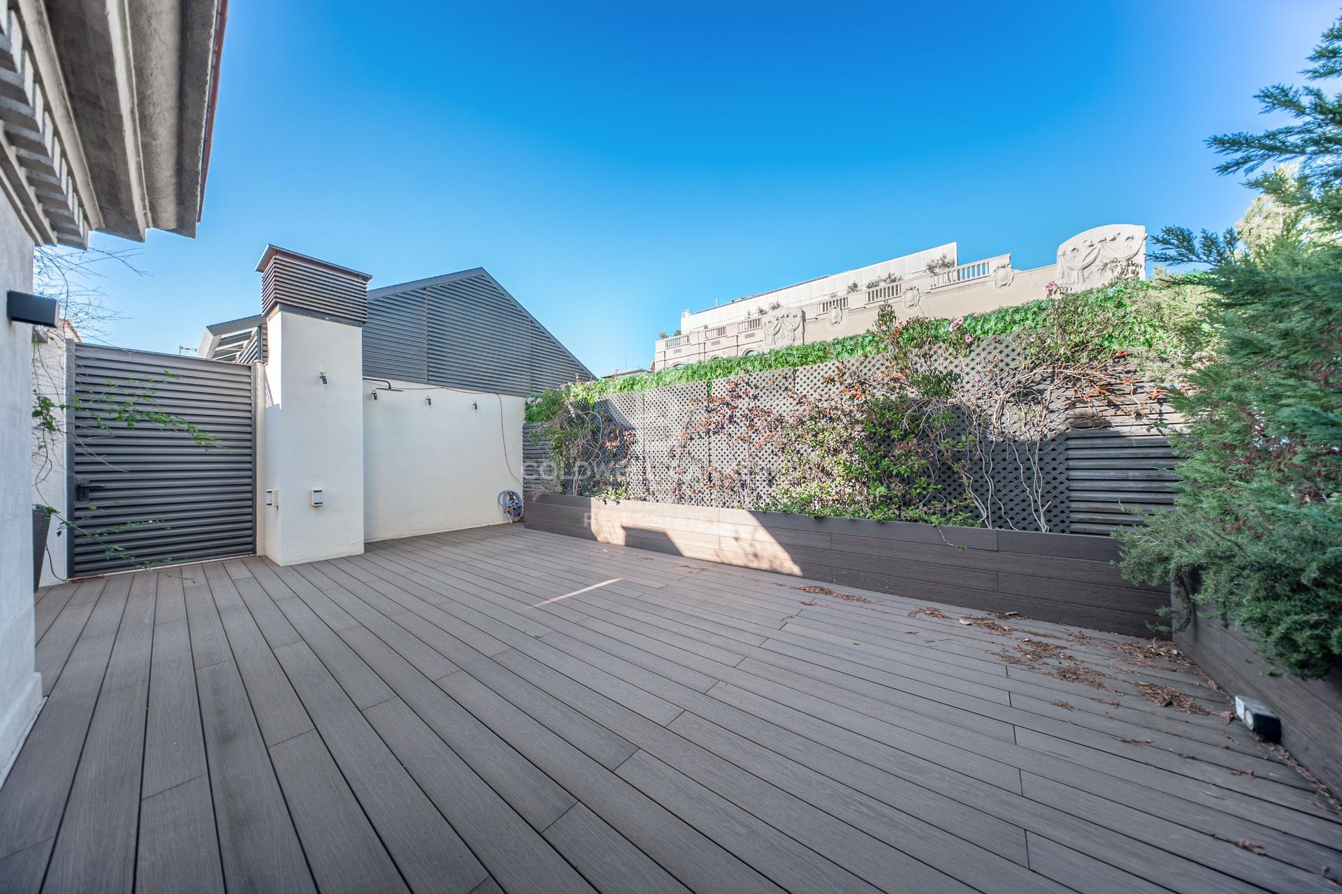 Ático dúplex con plazas de aparcamiento y trastero en una finca del famoso Enric Sagnier