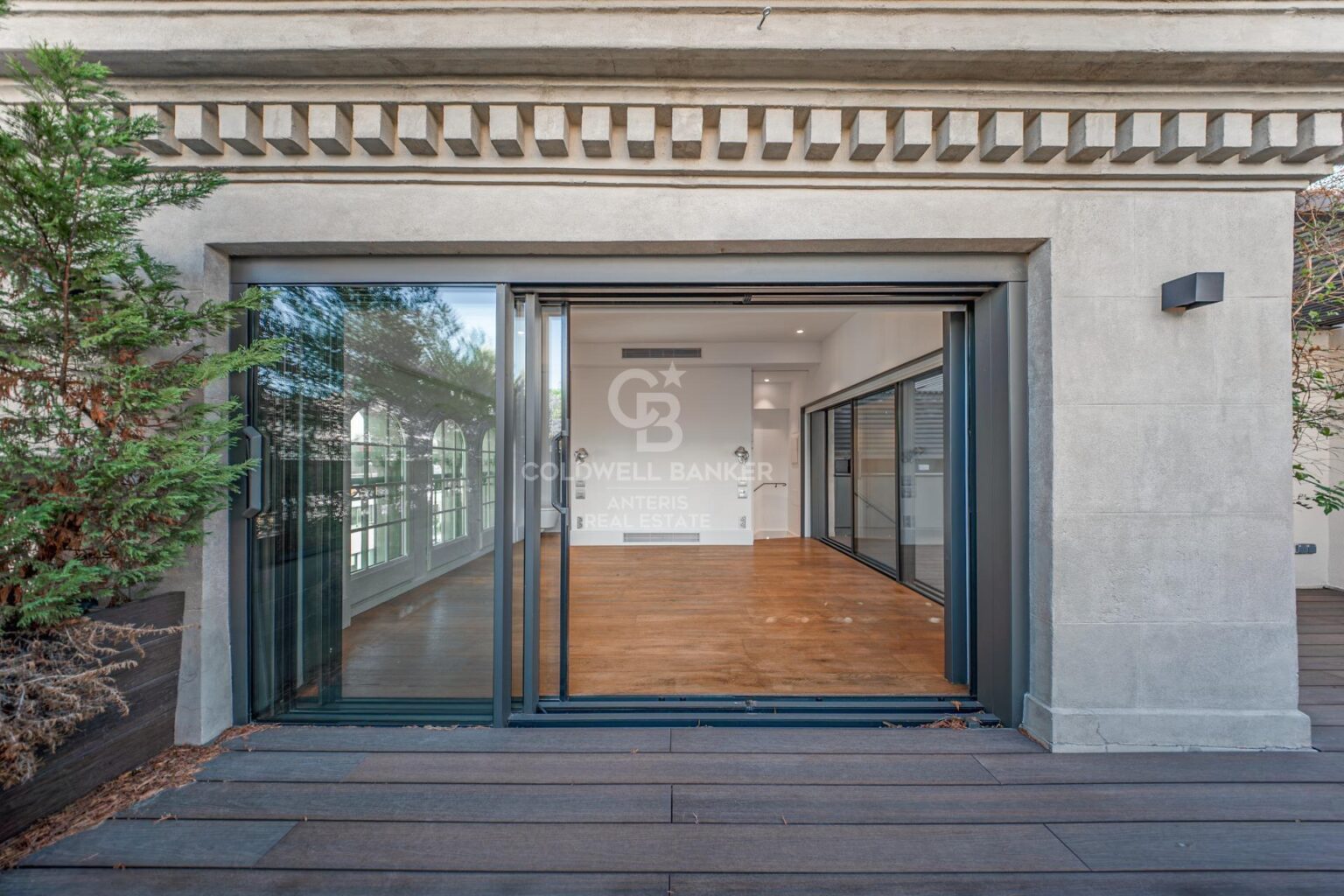 Ático dúplex con plazas de aparcamiento y trastero en una finca del famoso Enric Sagnier