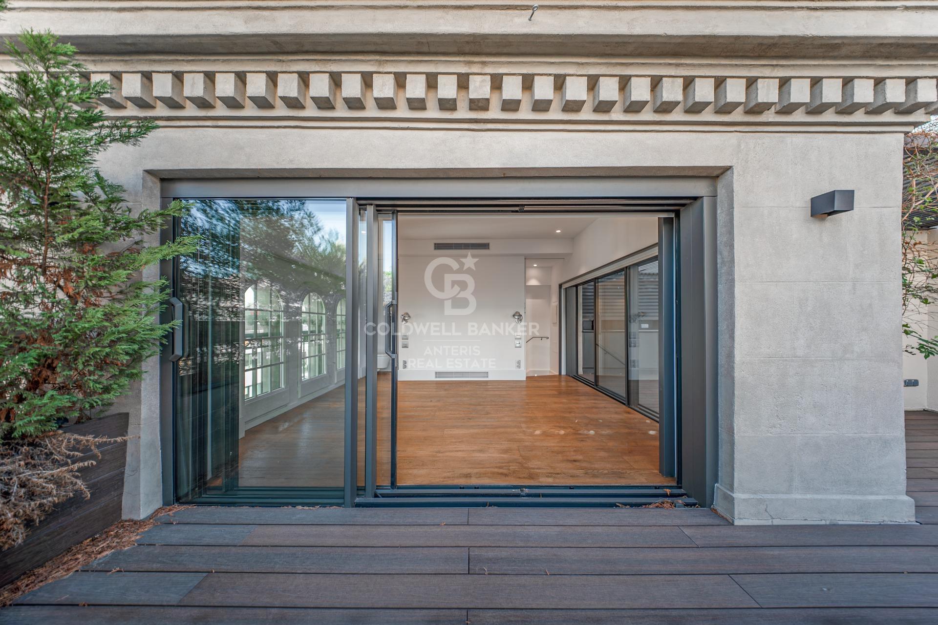 Ático dúplex con plazas de aparcamiento y trastero en una finca del famoso Enric Sagnier