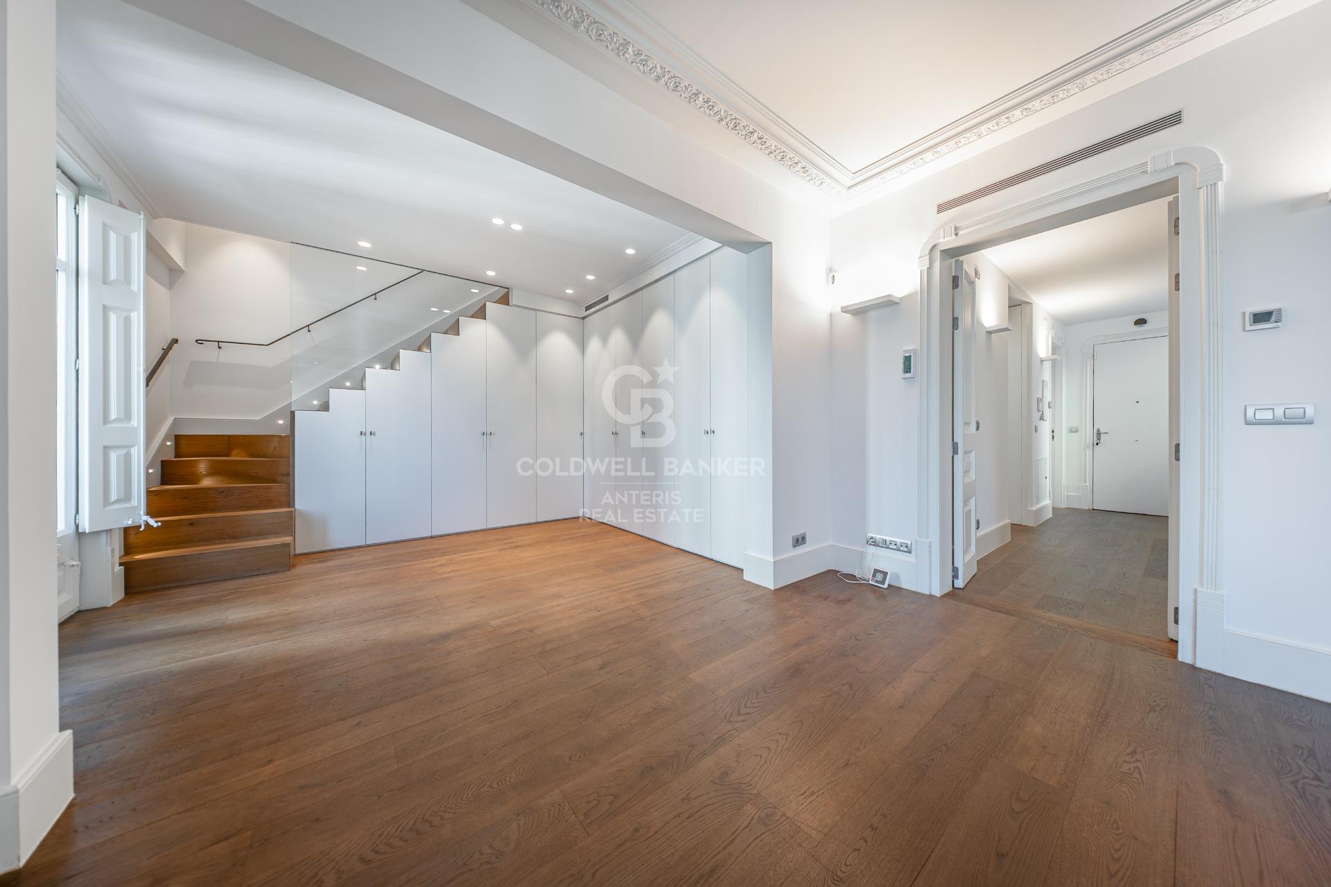 Ático dúplex con plazas de aparcamiento y trastero en una finca del famoso Enric Sagnier