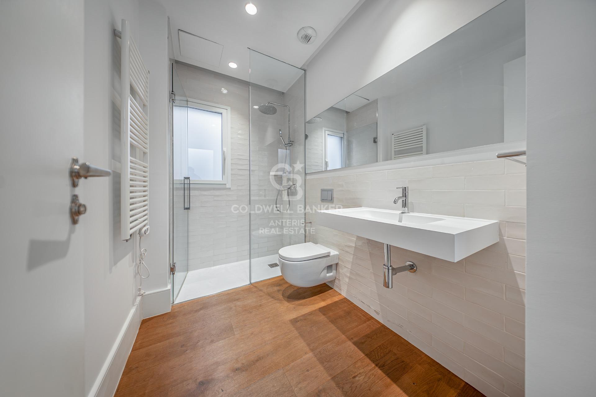 Ático dúplex con plazas de aparcamiento y trastero en una finca del famoso Enric Sagnier