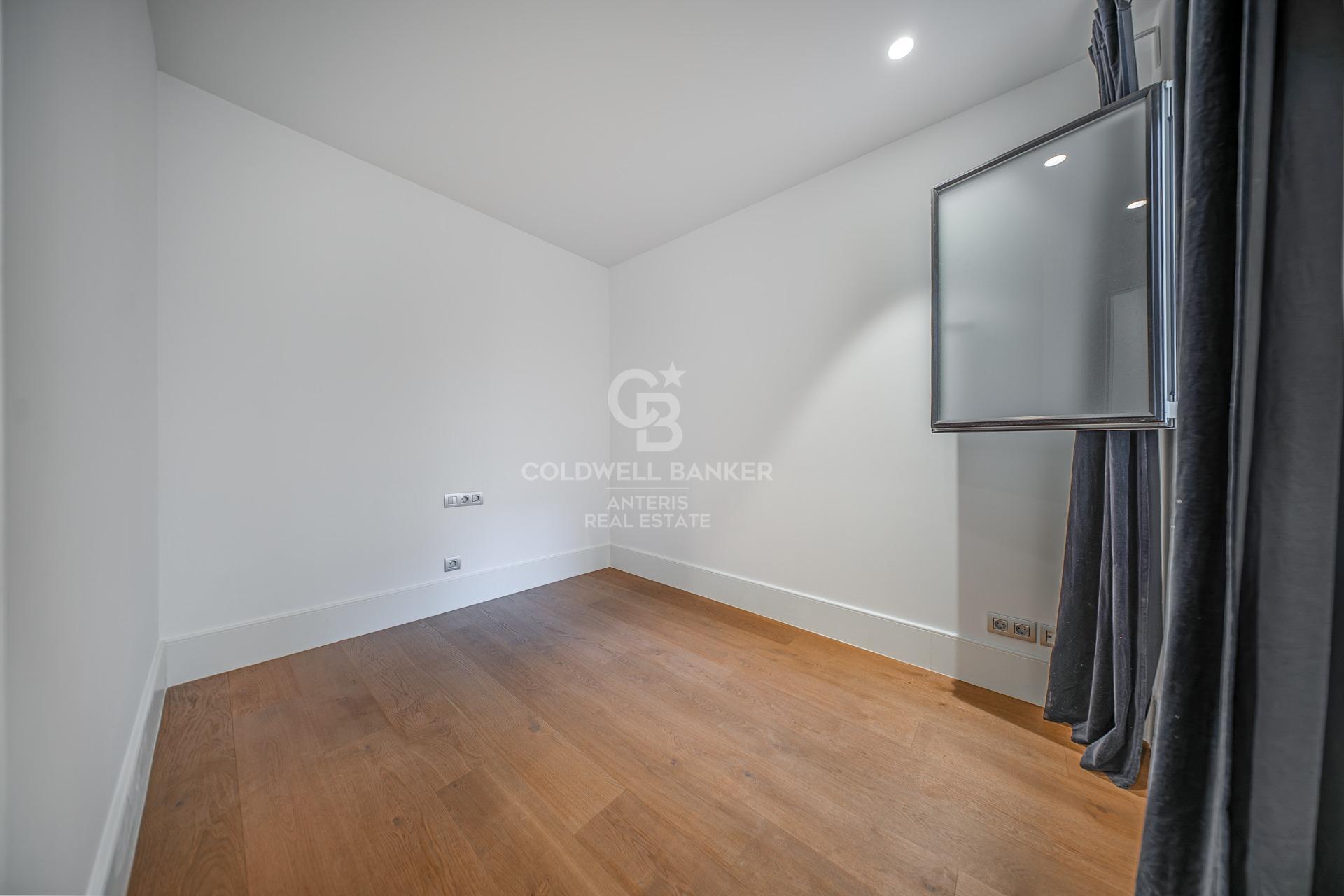 Ático dúplex con plazas de aparcamiento y trastero en una finca del famoso Enric Sagnier