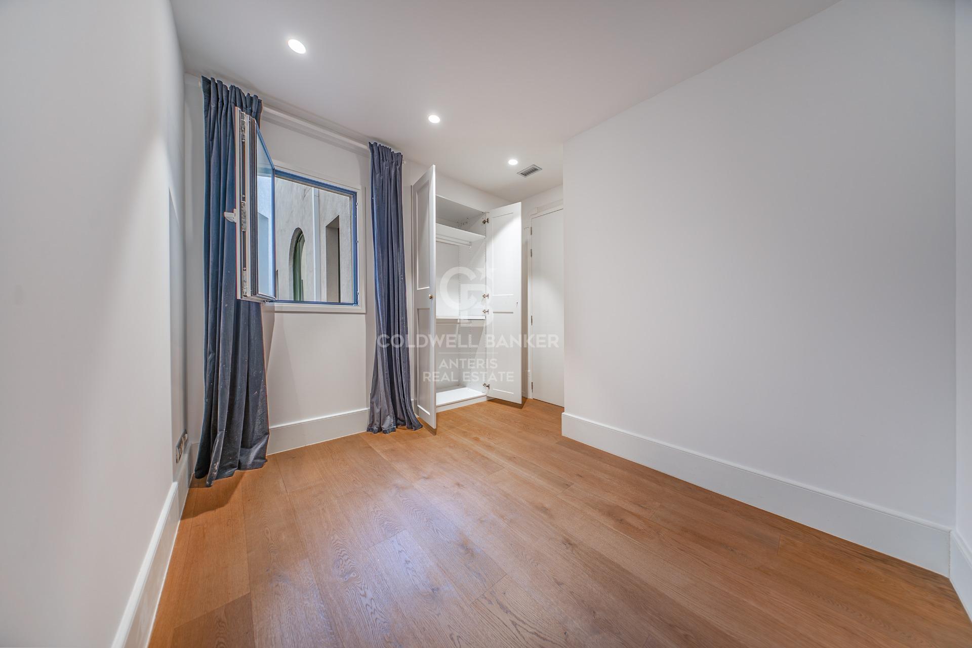 Ático dúplex con plazas de aparcamiento y trastero en una finca del famoso Enric Sagnier