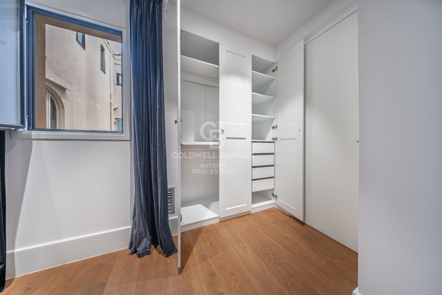 Ático dúplex con plazas de aparcamiento y trastero en una finca del famoso Enric Sagnier