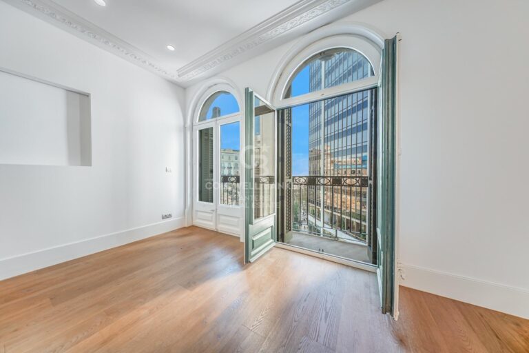 Dwupoziomowy penthouse z miejscami parkingowymi, schowkiem i usługami konsjerża w całkowicie odnowionym budynku