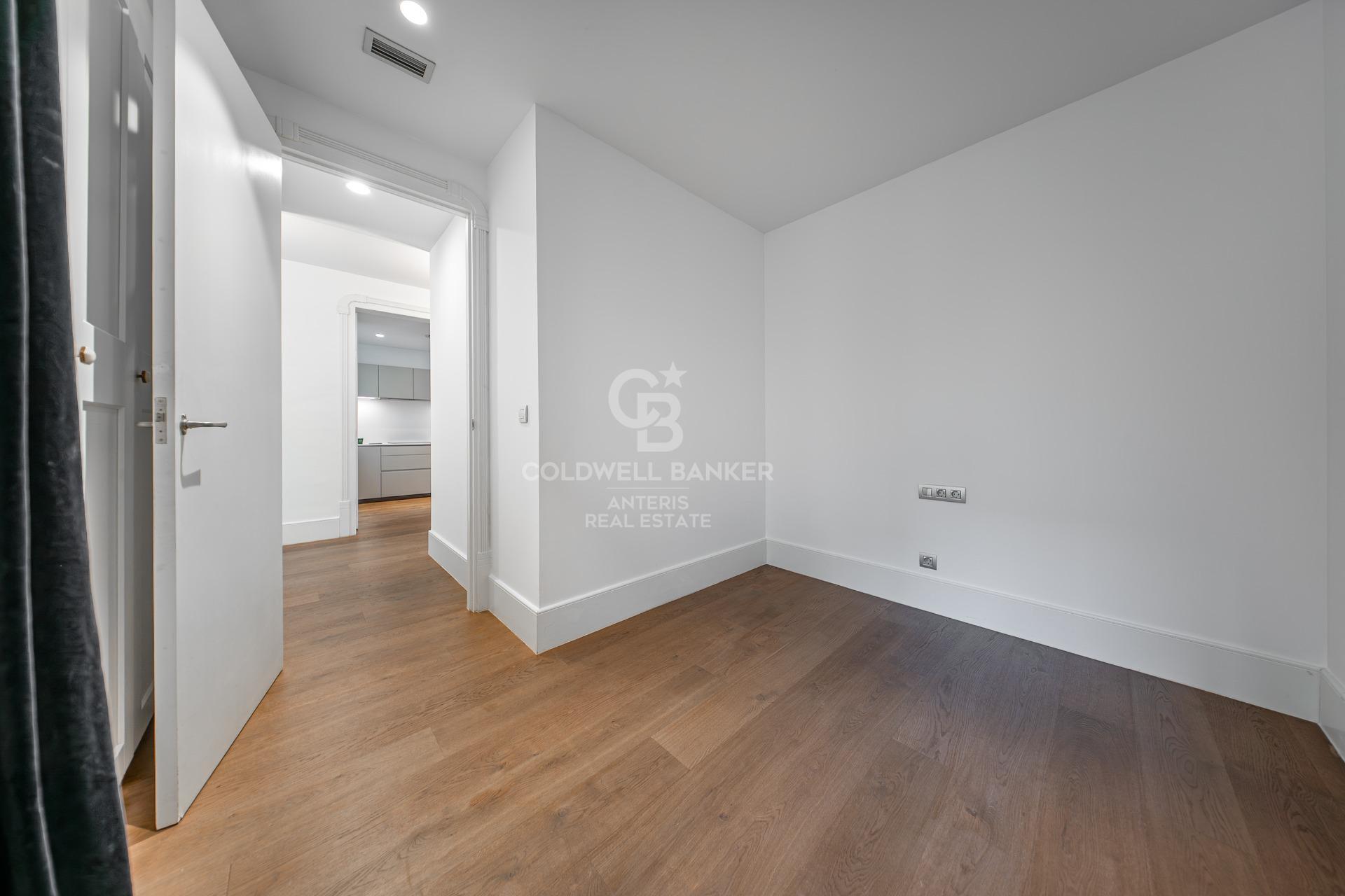 Ático dúplex con plazas de aparcamiento y trastero en una finca del famoso Enric Sagnier