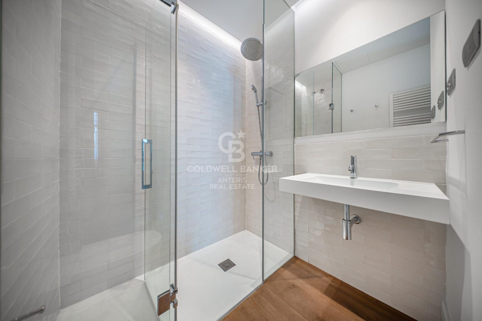 Ático dúplex con plazas de aparcamiento y trastero en una finca del famoso Enric Sagnier