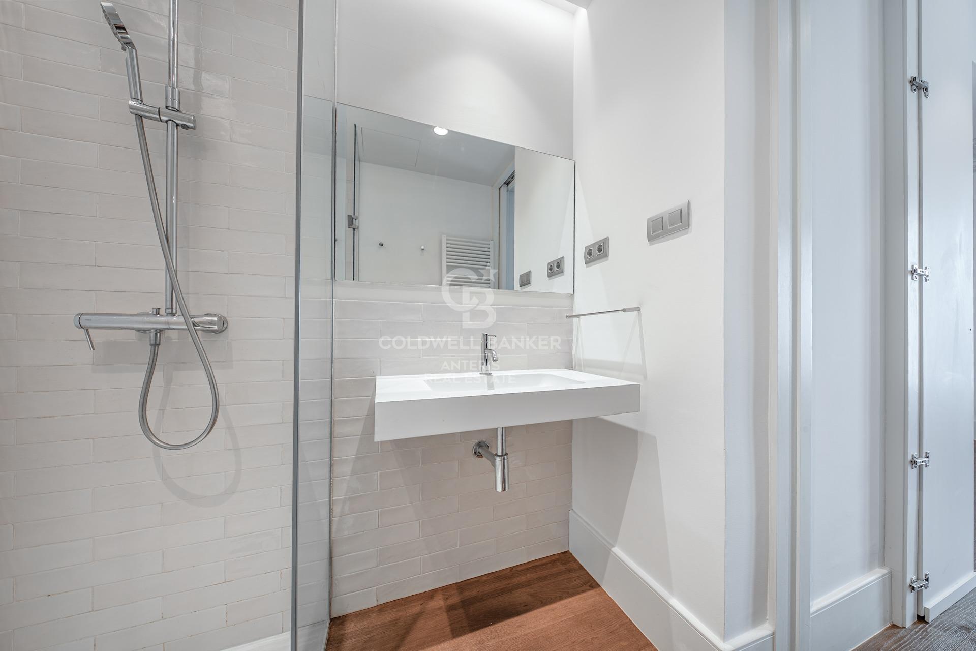 Ático dúplex con plazas de aparcamiento y trastero en una finca del famoso Enric Sagnier