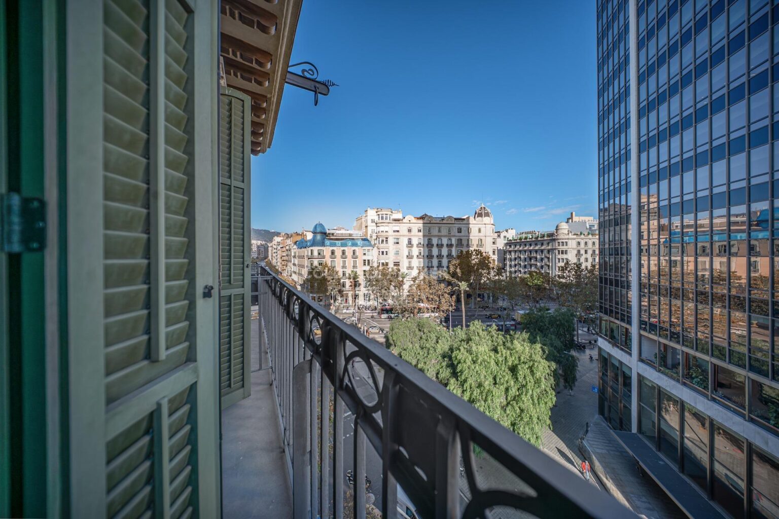 Ático dúplex con plazas de aparcamiento y trastero en una finca del famoso Enric Sagnier