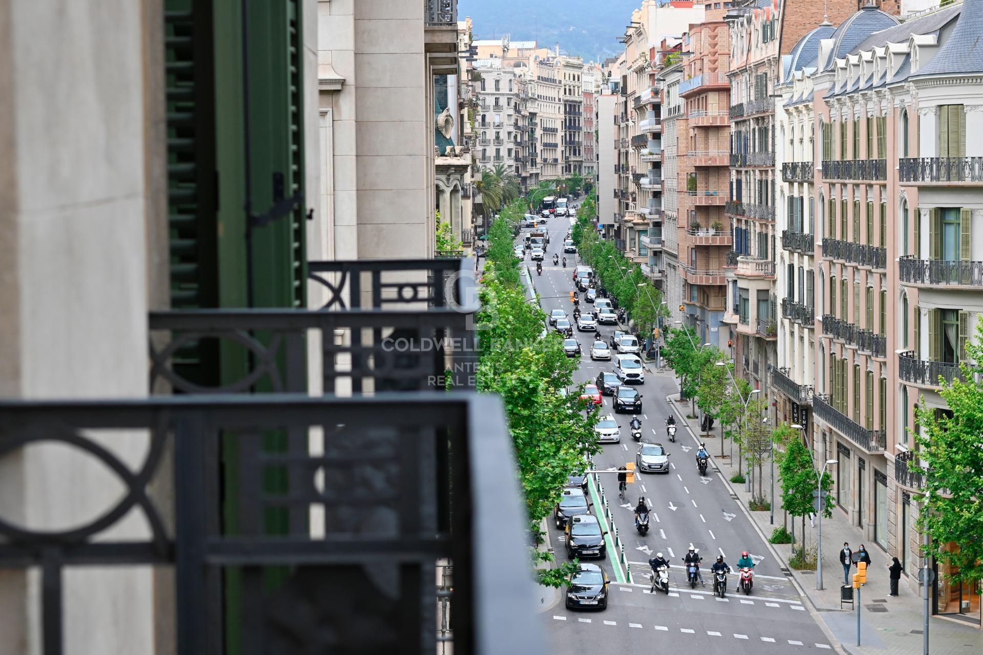 Ático dúplex con plazas de aparcamiento y trastero en una finca del famoso Enric Sagnier