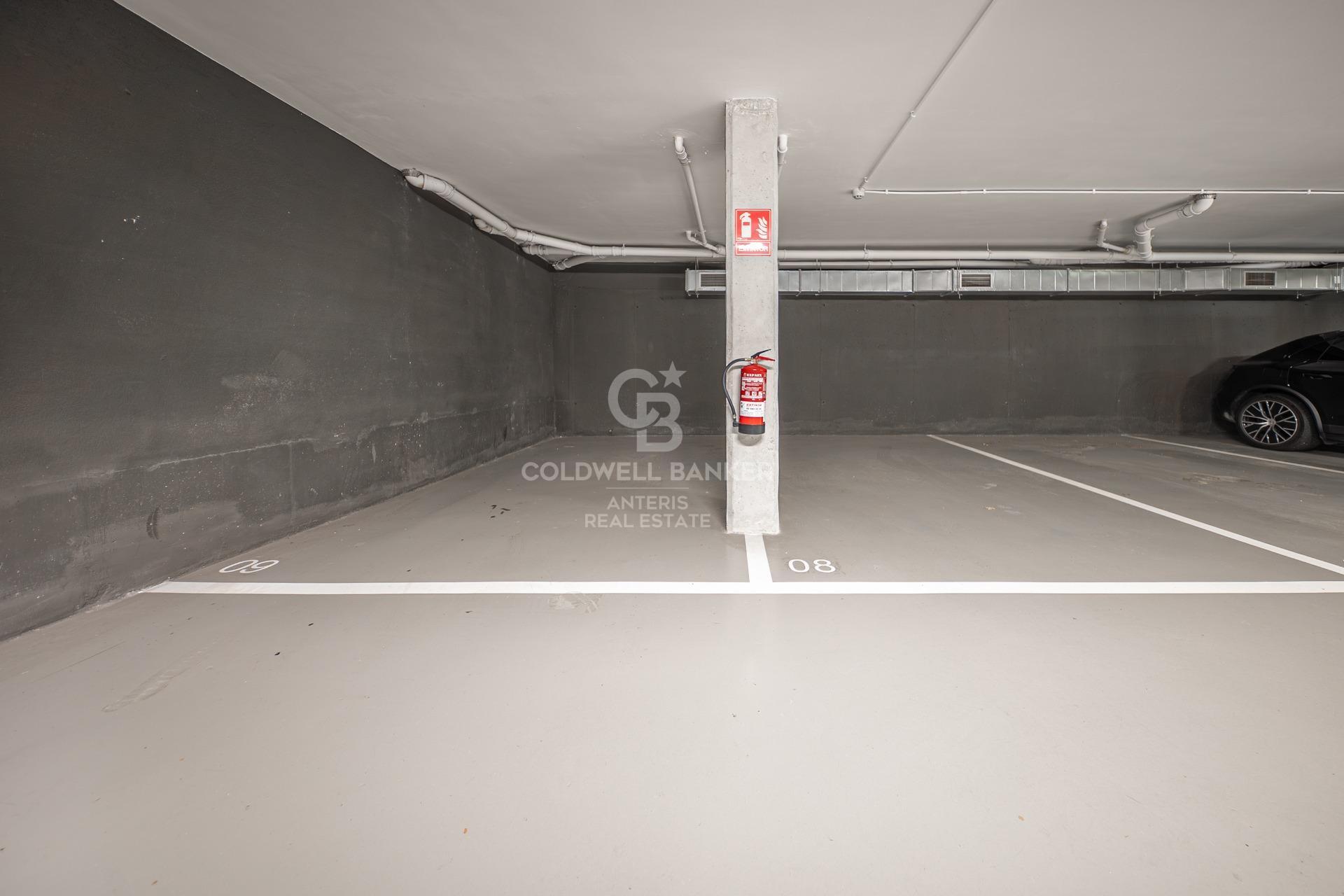 Ático dúplex con plazas de aparcamiento y trastero en una finca del famoso Enric Sagnier