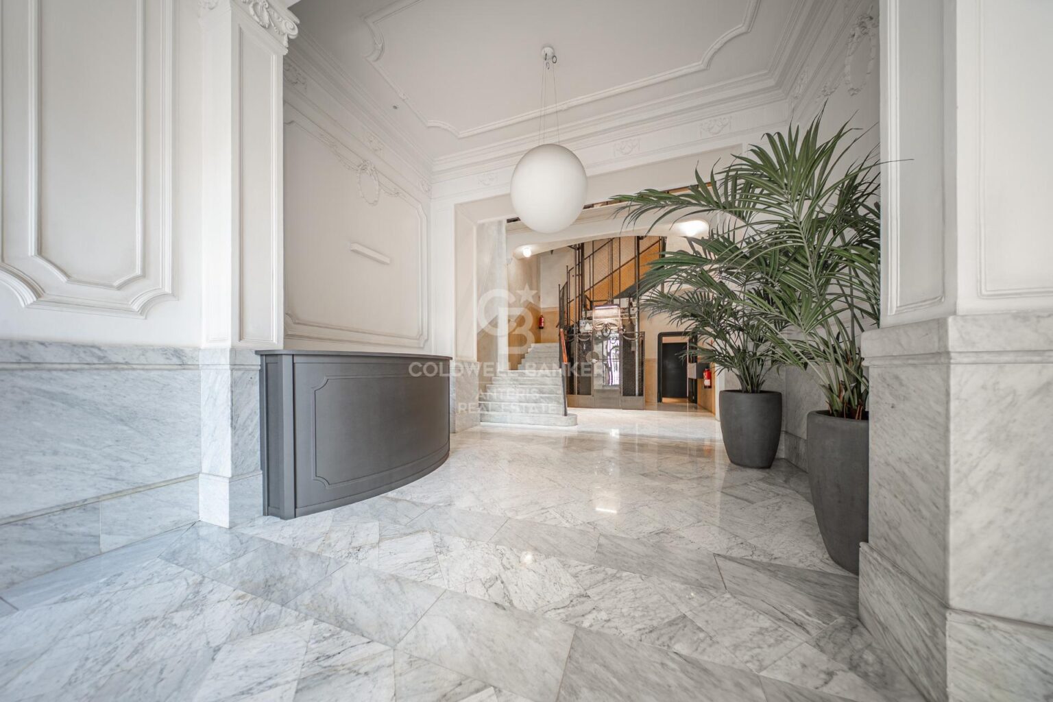 Ático dúplex con plazas de aparcamiento y trastero en una finca del famoso Enric Sagnier