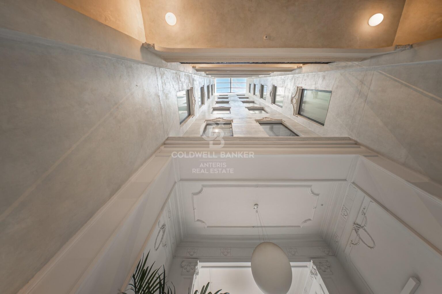 Ático dúplex con plazas de aparcamiento y trastero en una finca del famoso Enric Sagnier