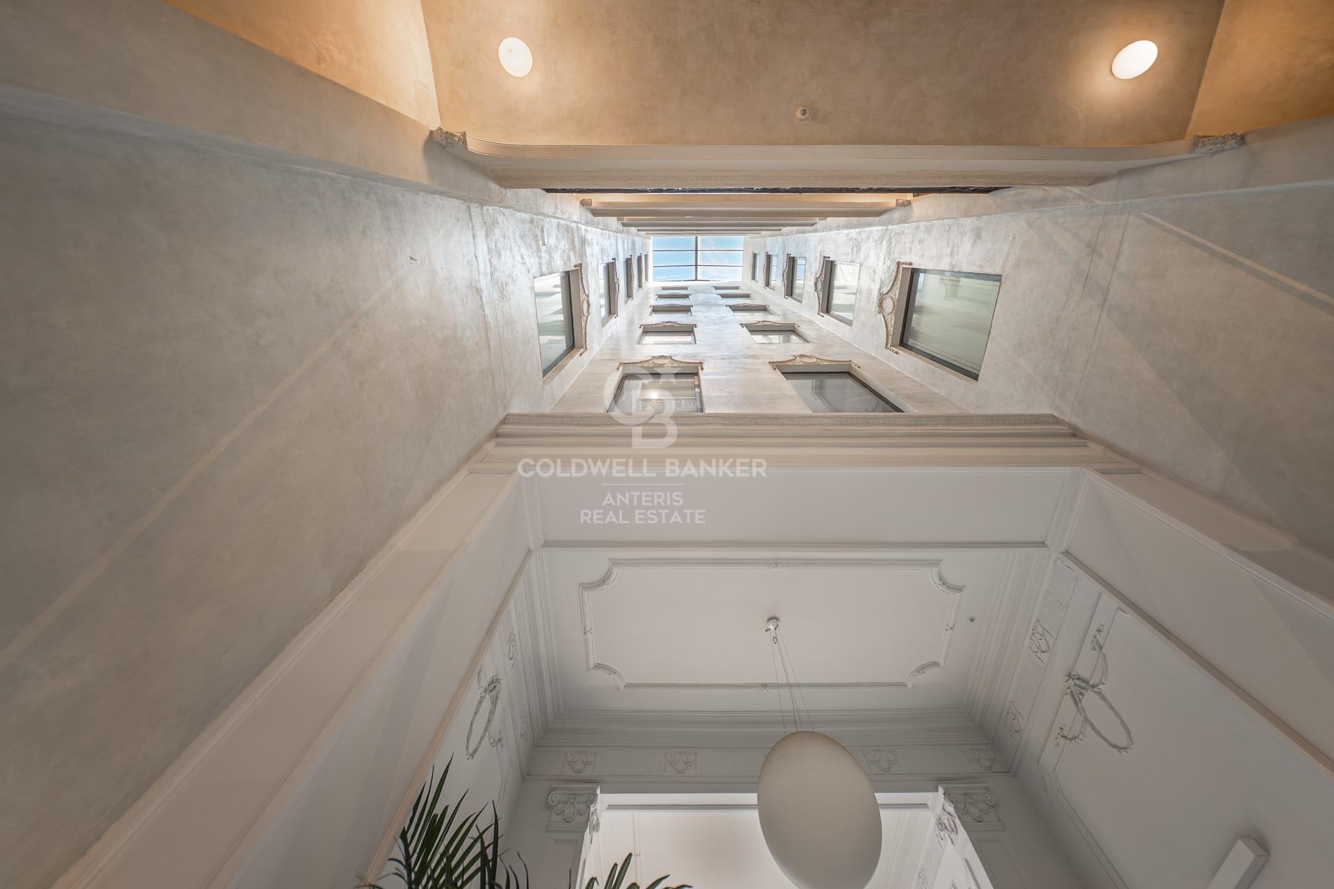 Ático dúplex con plazas de aparcamiento y trastero en una finca del famoso Enric Sagnier