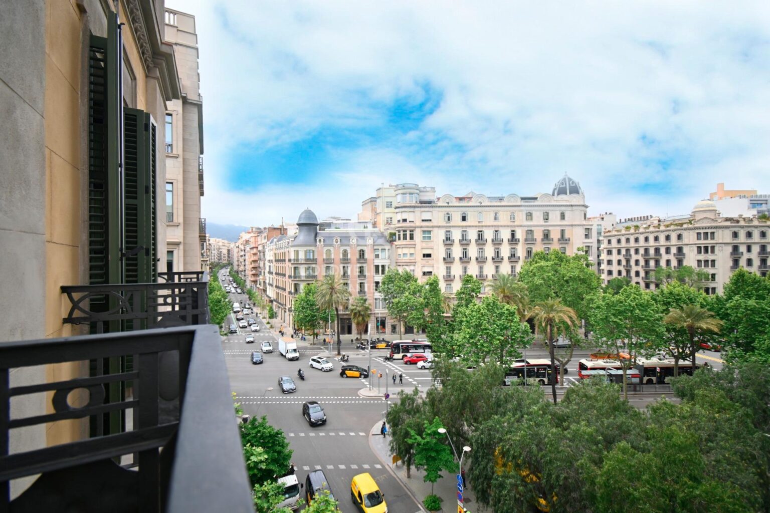 Ático dúplex con plazas de aparcamiento y trastero en una finca del famoso Enric Sagnier