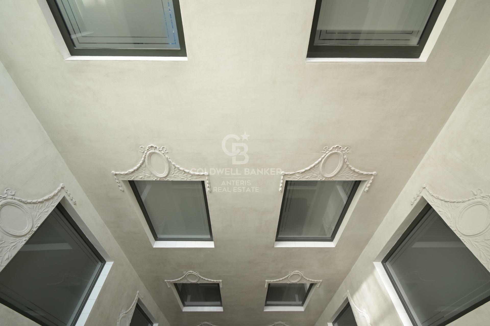 Ático dúplex con plazas de aparcamiento y trastero en una finca del famoso Enric Sagnier