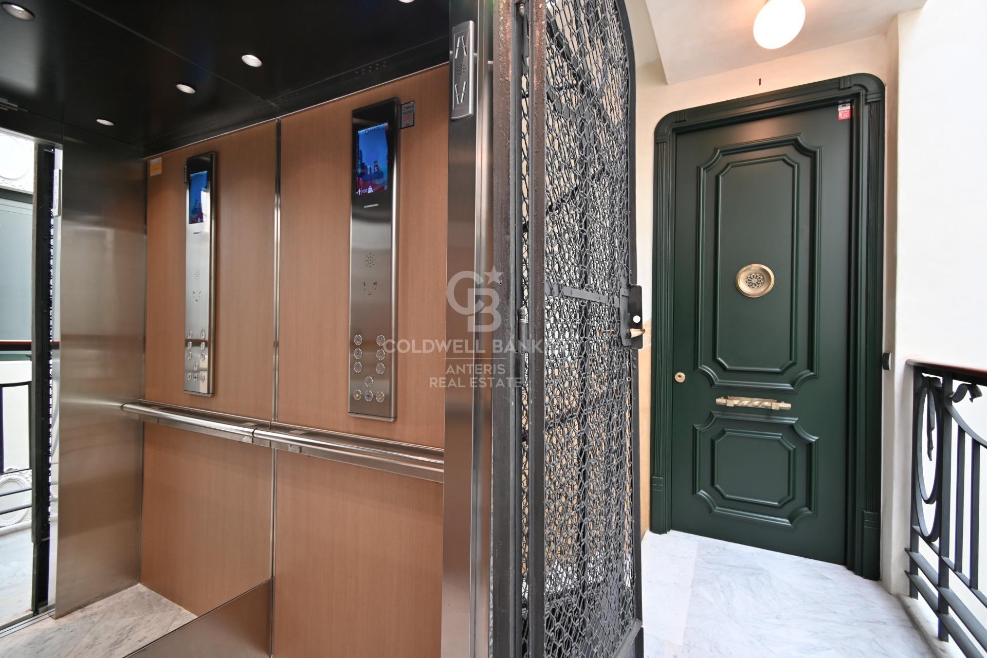 Ático dúplex con plazas de aparcamiento y trastero en una finca del famoso Enric Sagnier