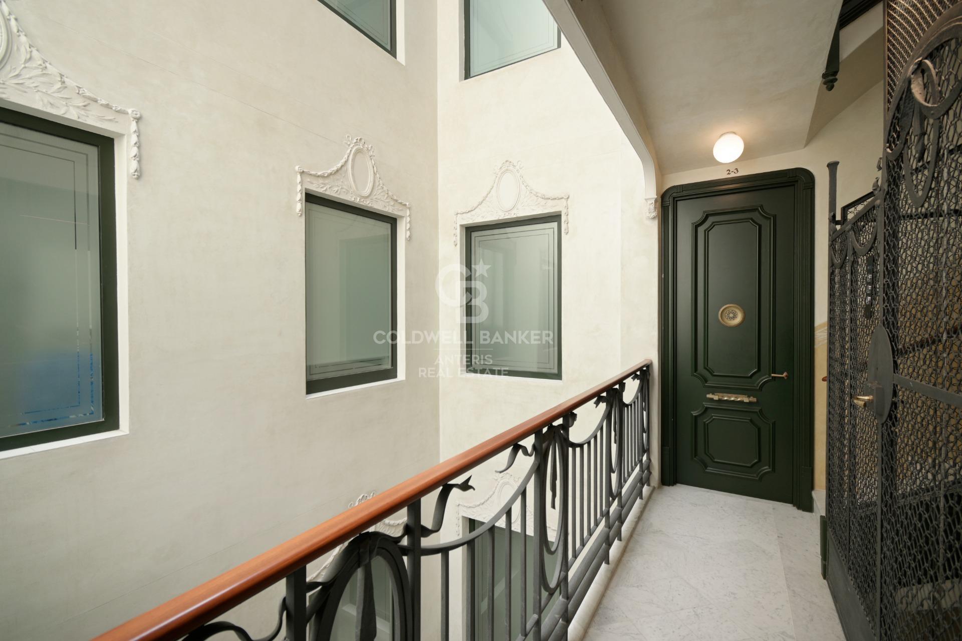 Ático dúplex con plazas de aparcamiento y trastero en una finca del famoso Enric Sagnier