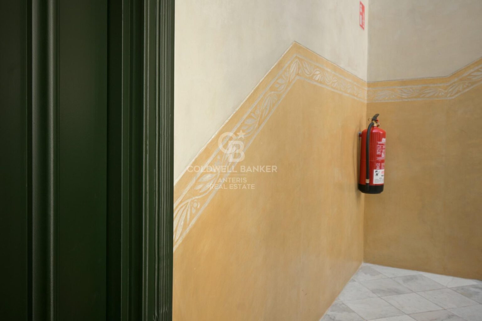 Ático dúplex con plazas de aparcamiento y trastero en una finca del famoso Enric Sagnier