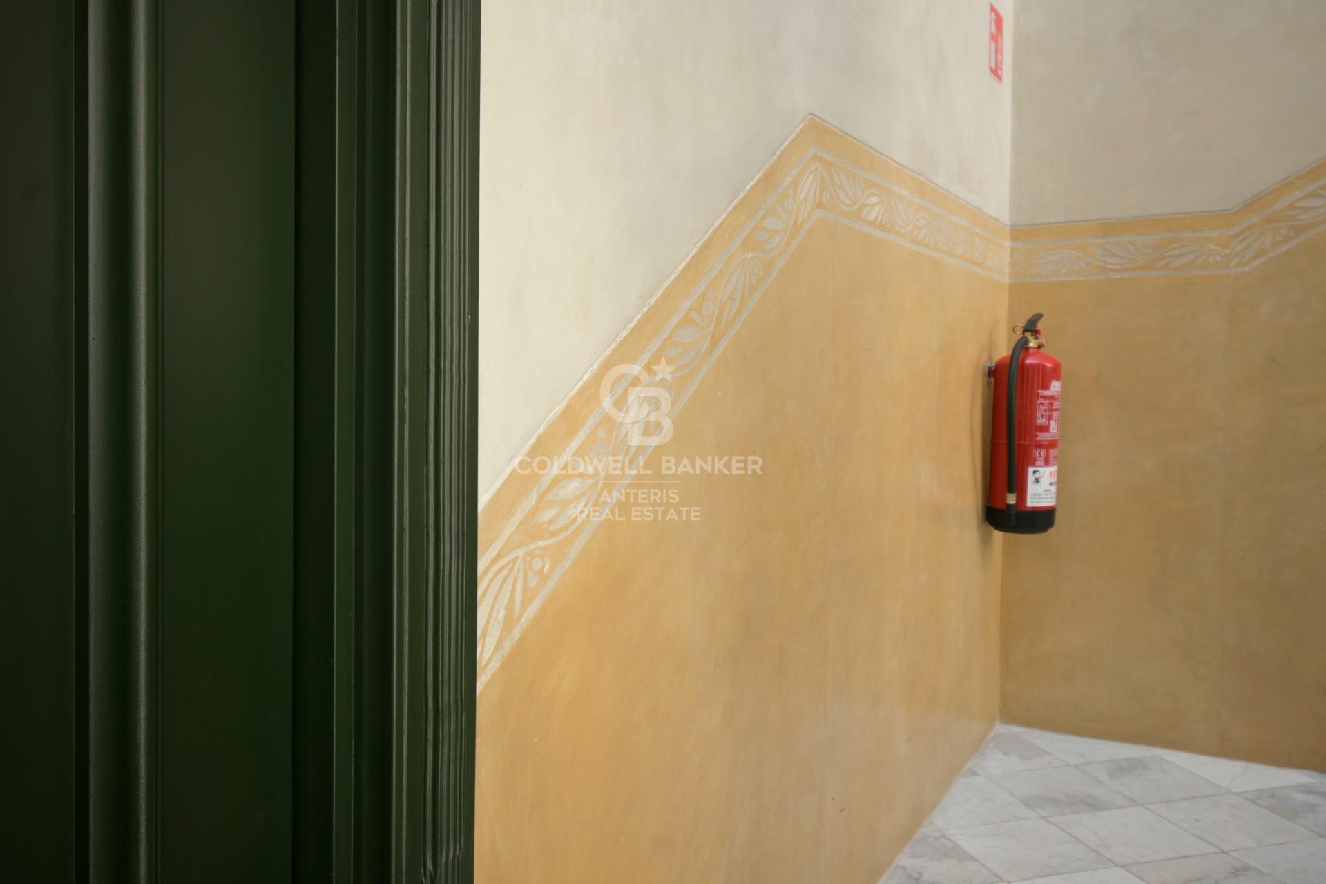 Ático dúplex con plazas de aparcamiento y trastero en una finca del famoso Enric Sagnier