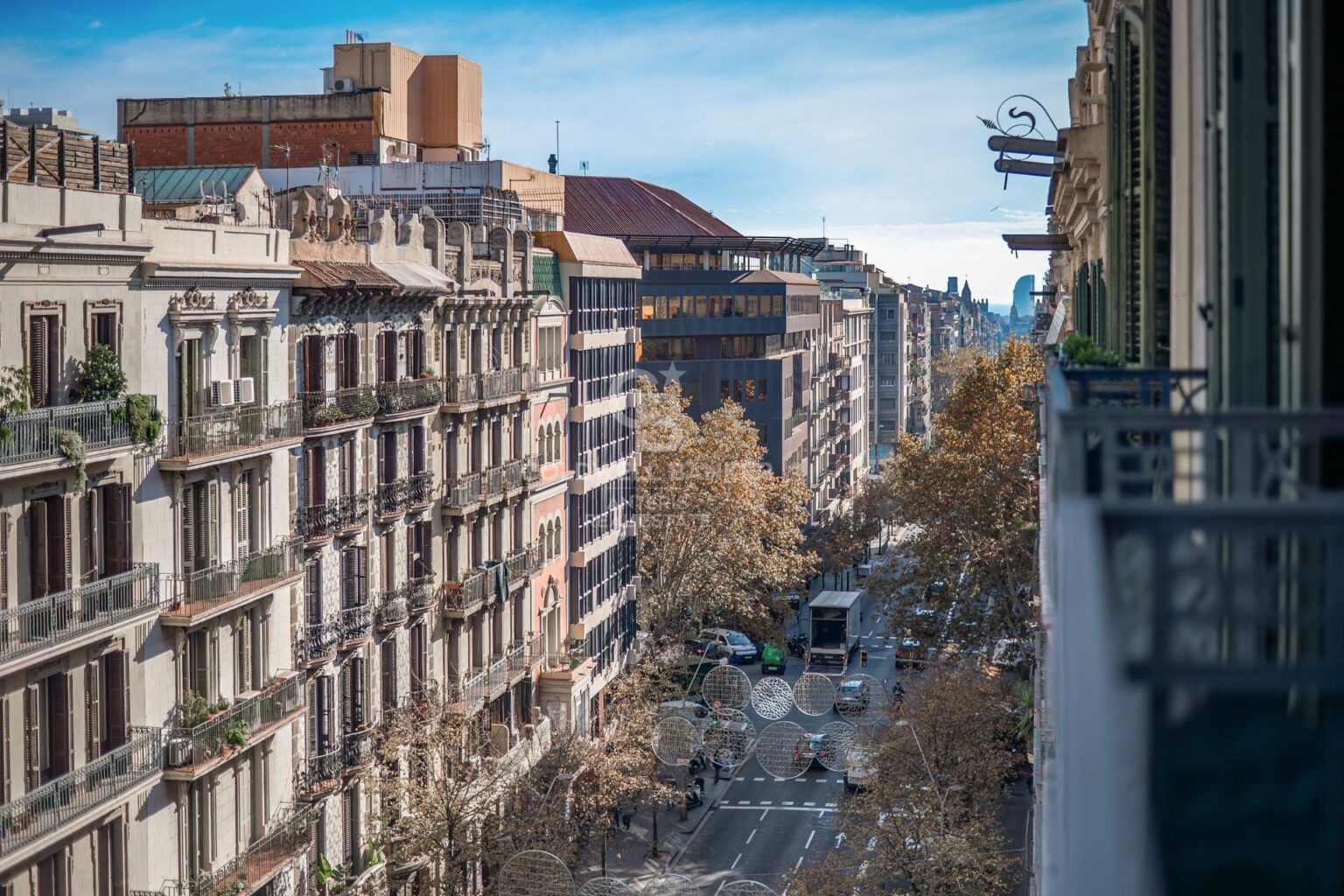 Ático dúplex con plazas de aparcamiento y trastero en una finca del famoso Enric Sagnier