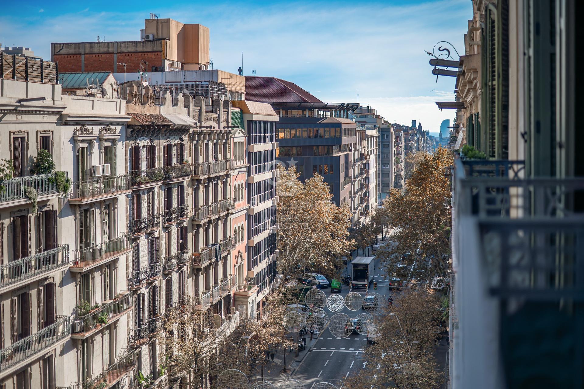 Ático dúplex con plazas de aparcamiento y trastero en una finca del famoso Enric Sagnier