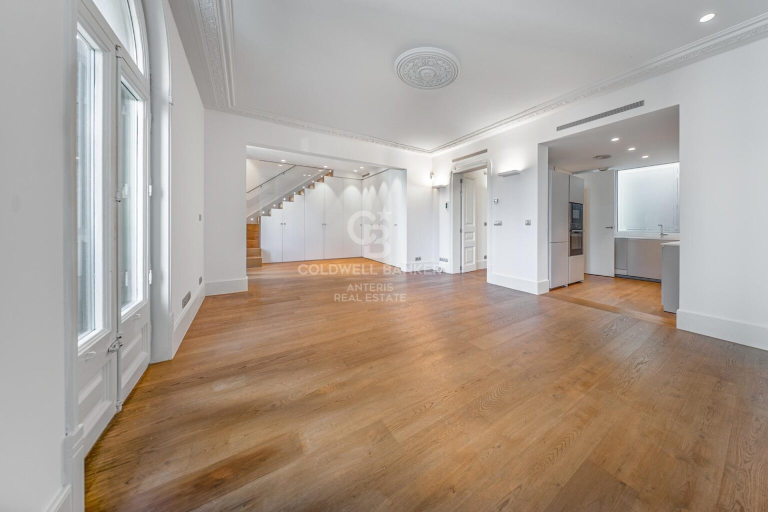 Ático dúplex con plazas de aparcamiento y trastero en una finca del famoso Enric Sagnier