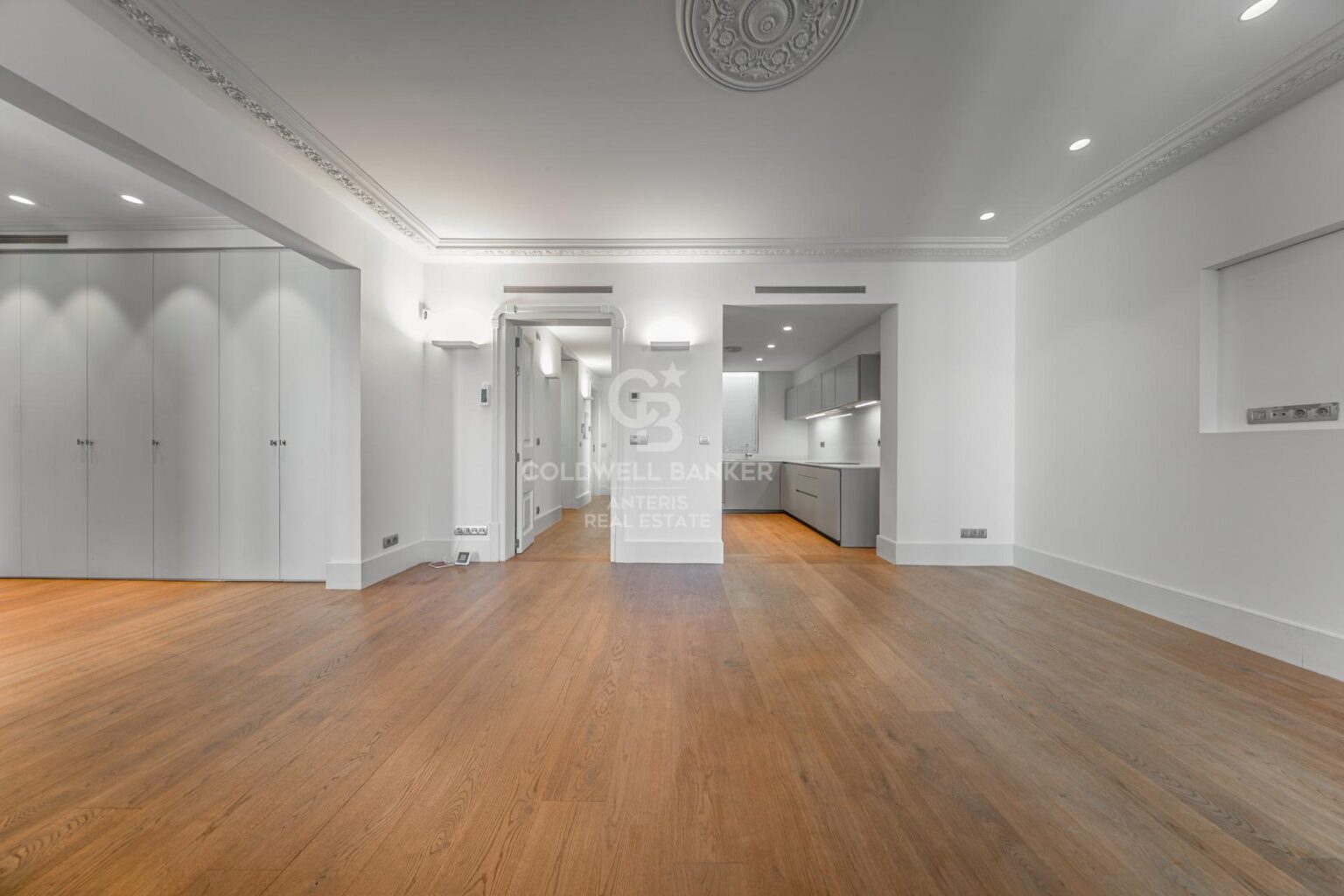 Ático dúplex con plazas de aparcamiento y trastero en una finca del famoso Enric Sagnier