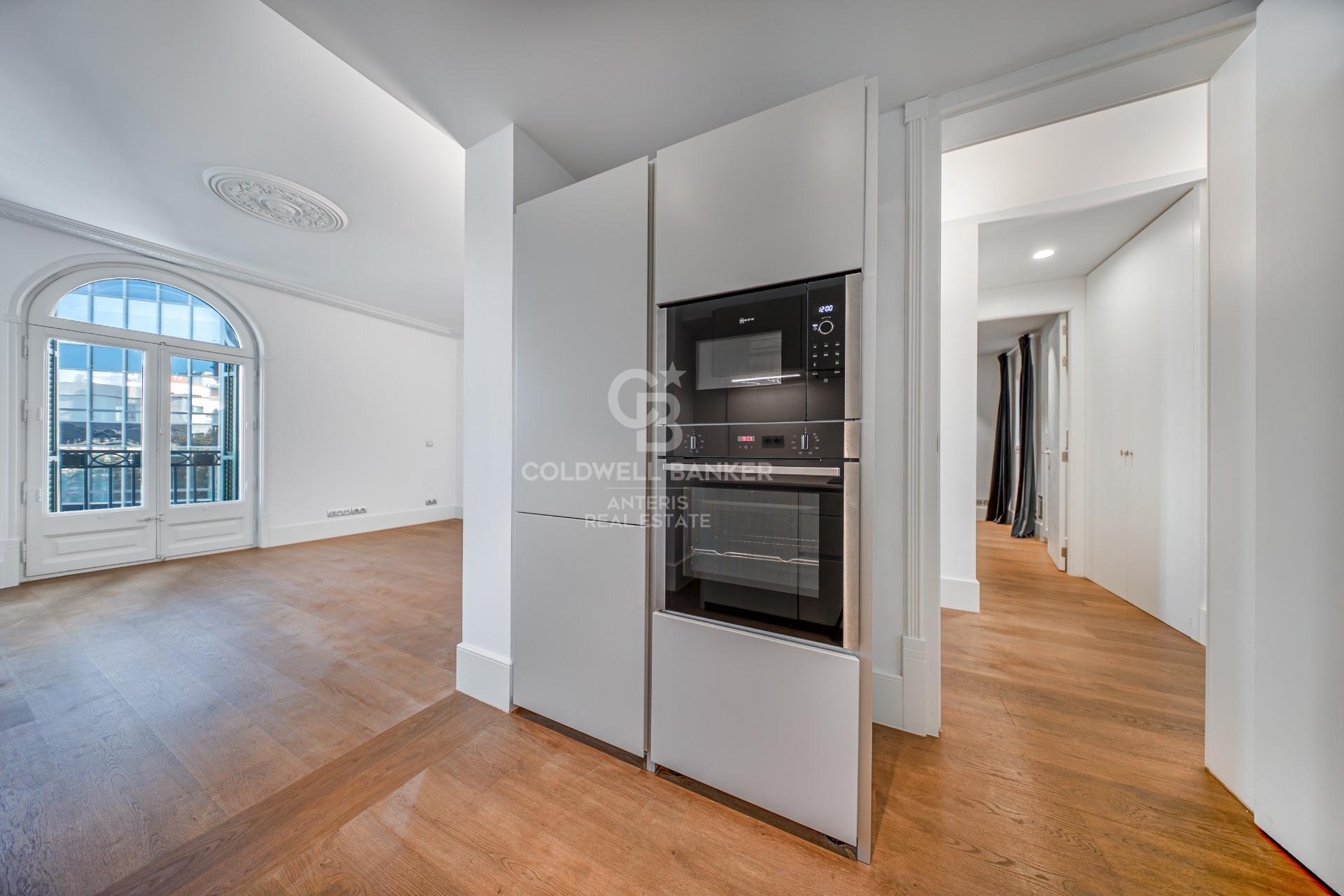 Ático dúplex con plazas de aparcamiento y trastero en una finca del famoso Enric Sagnier