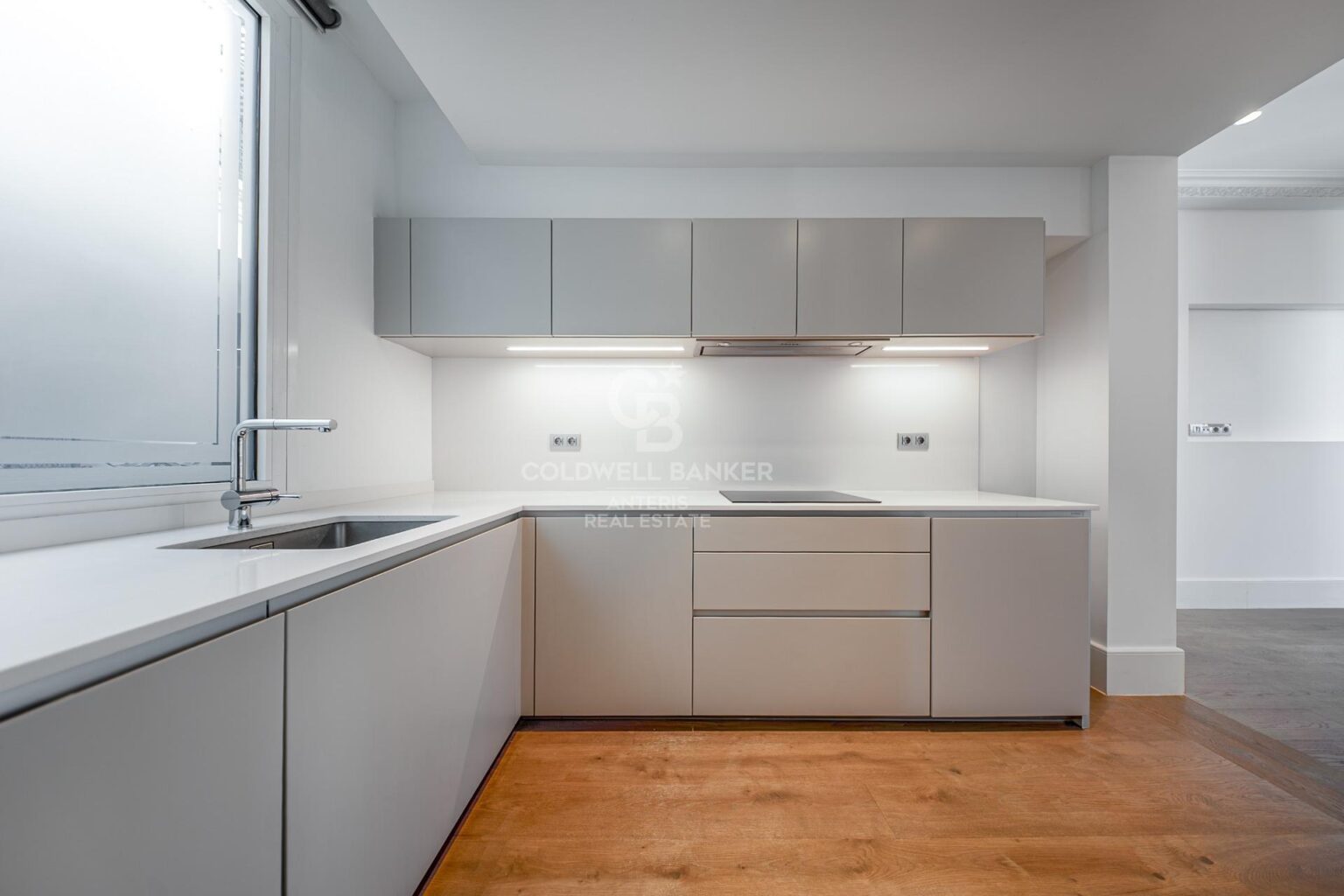 Ático dúplex con plazas de aparcamiento y trastero en una finca del famoso Enric Sagnier