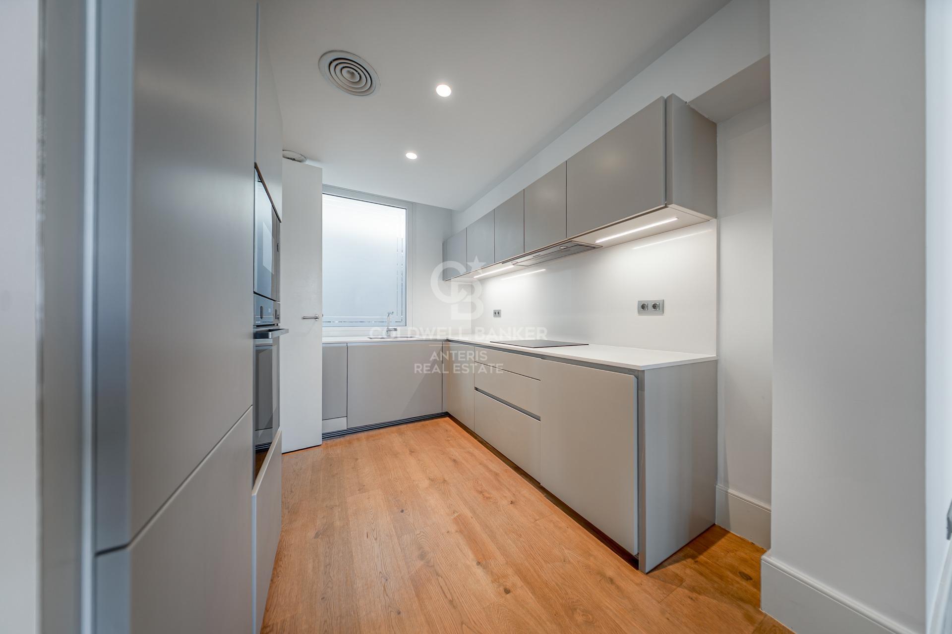 Ático dúplex con plazas de aparcamiento y trastero en una finca del famoso Enric Sagnier