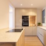 W pełni wyremontowany apartament na najwyższym piętrze w Quadrat d’or