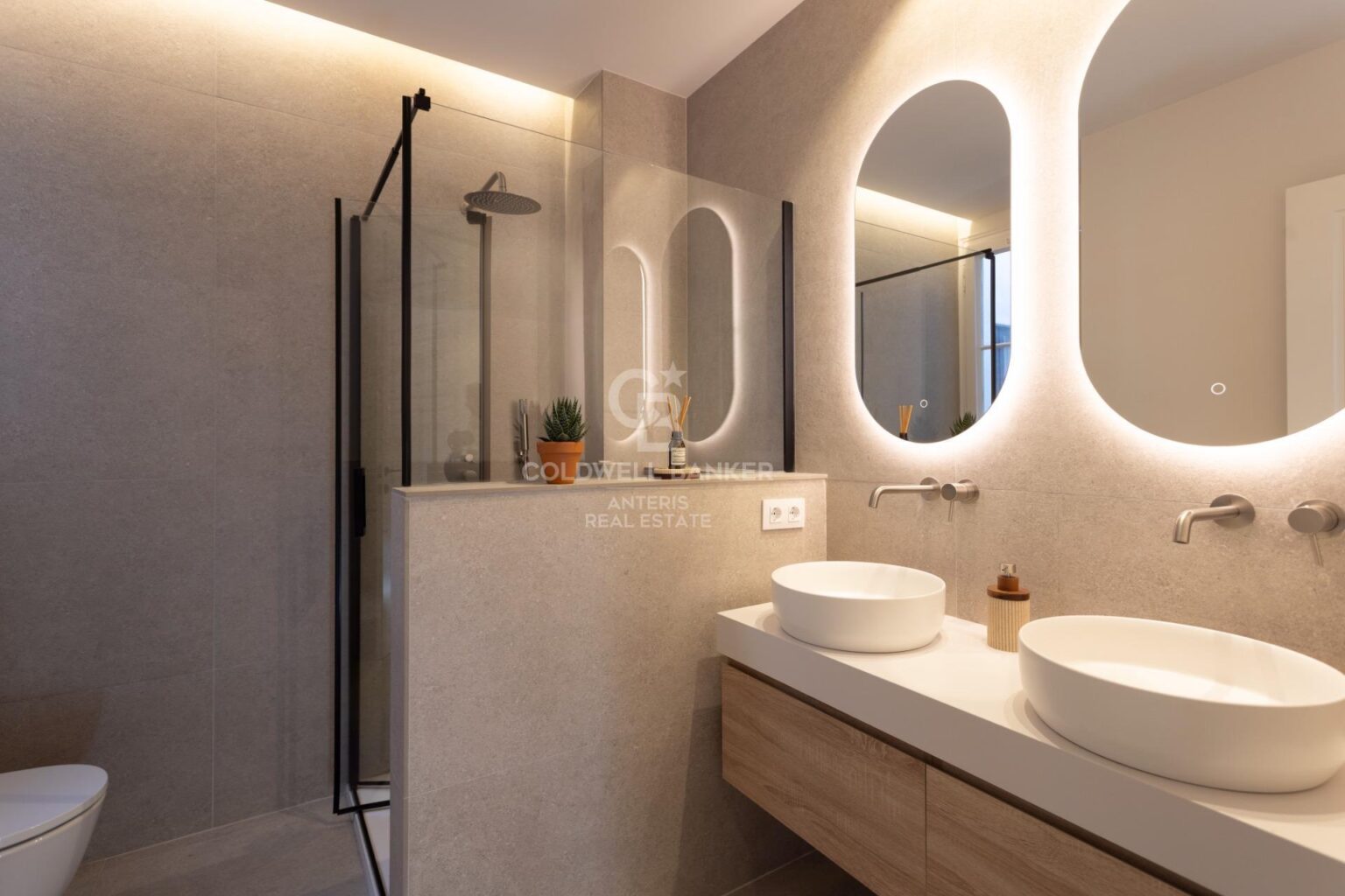 W pełni wyremontowany apartament na najwyższym piętrze w Quadrat d’or