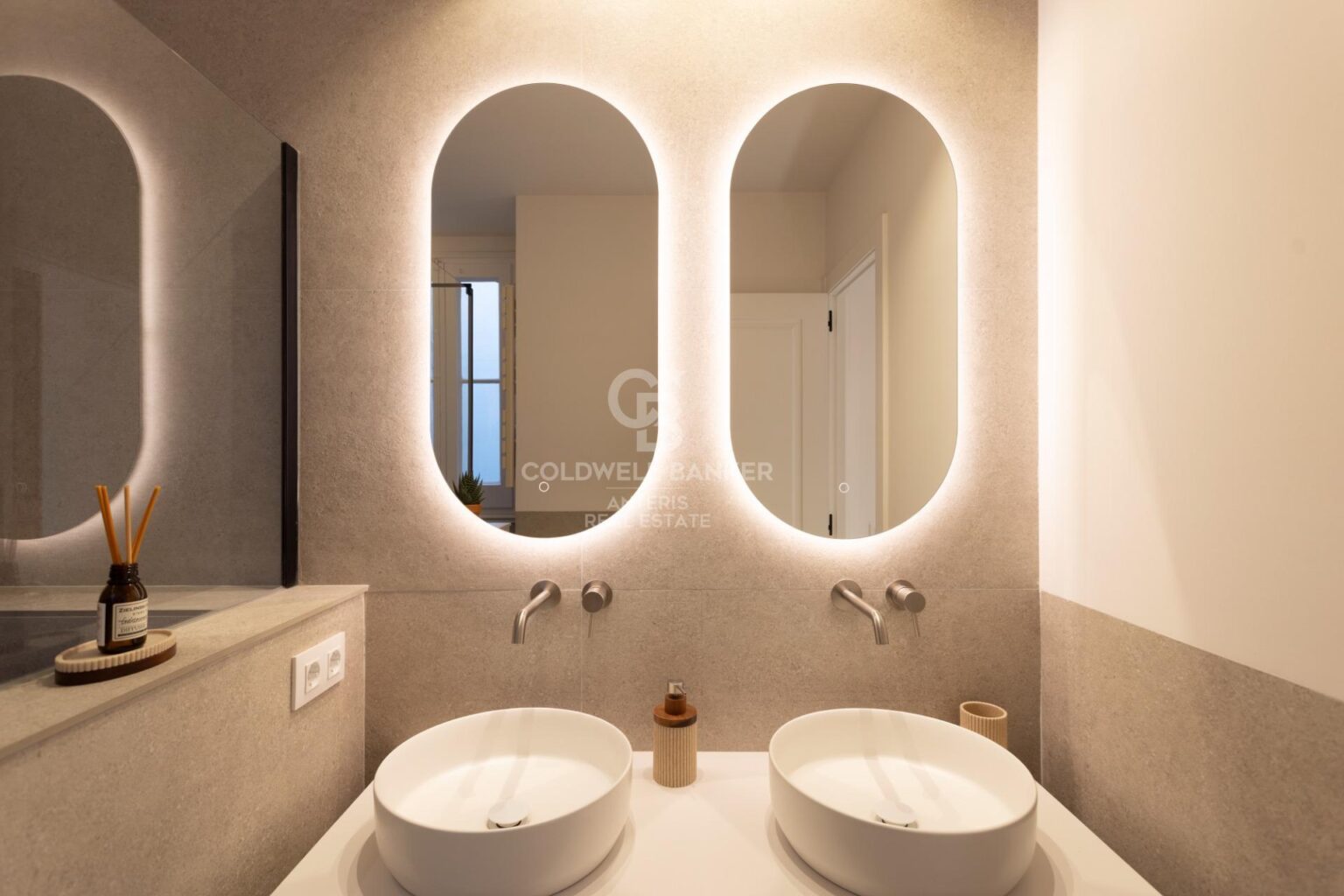 W pełni wyremontowany apartament na najwyższym piętrze w Quadrat d’or