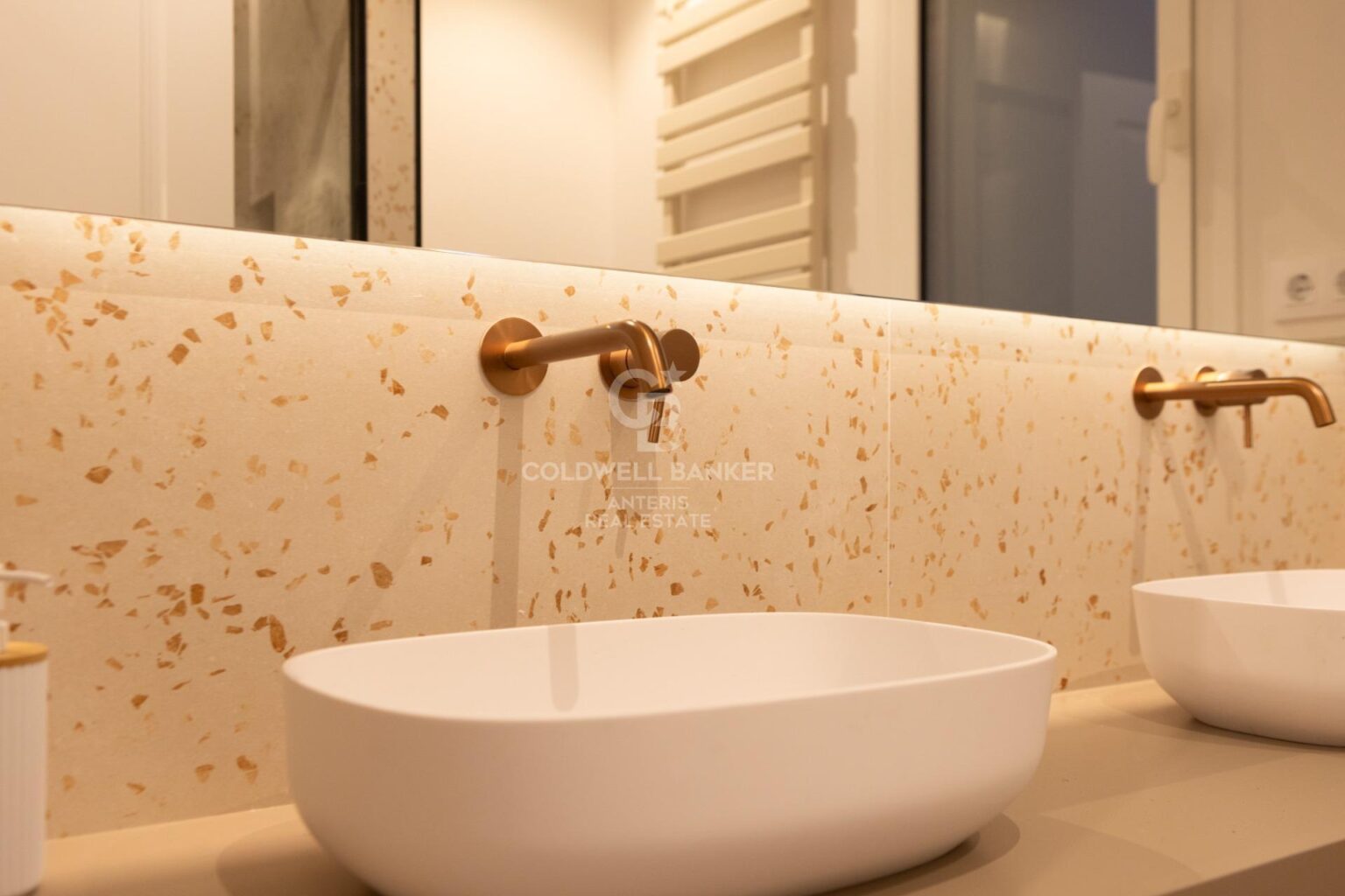 W pełni wyremontowany apartament na najwyższym piętrze w Quadrat d’or