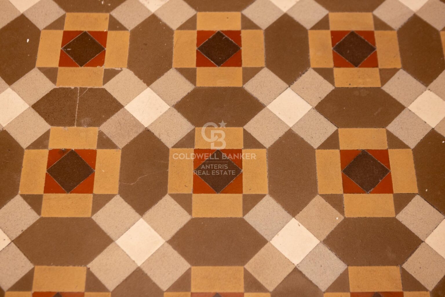 W pełni wyremontowany apartament na najwyższym piętrze w Quadrat d’or