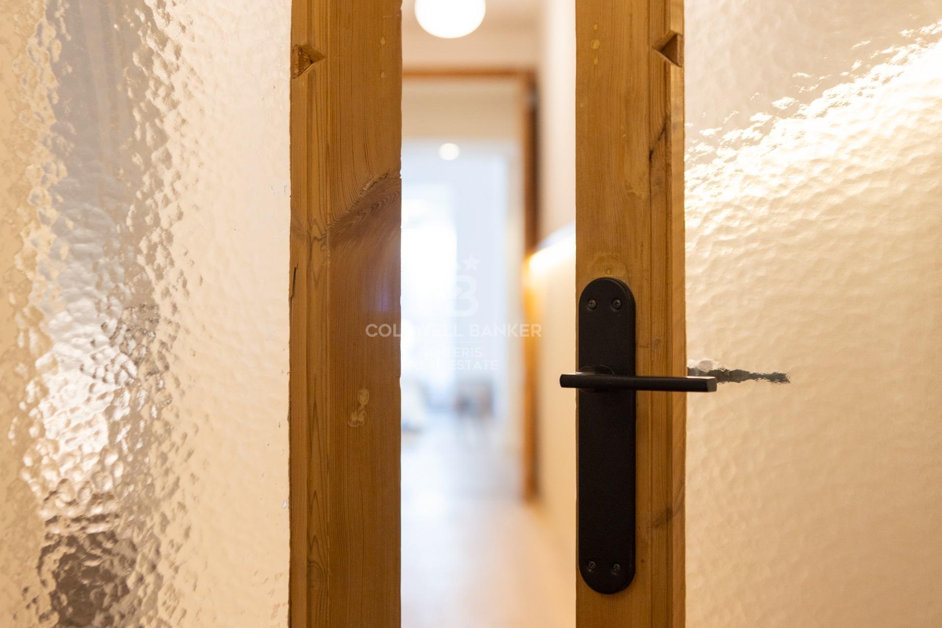 W pełni wyremontowany apartament na najwyższym piętrze w Quadrat d’or