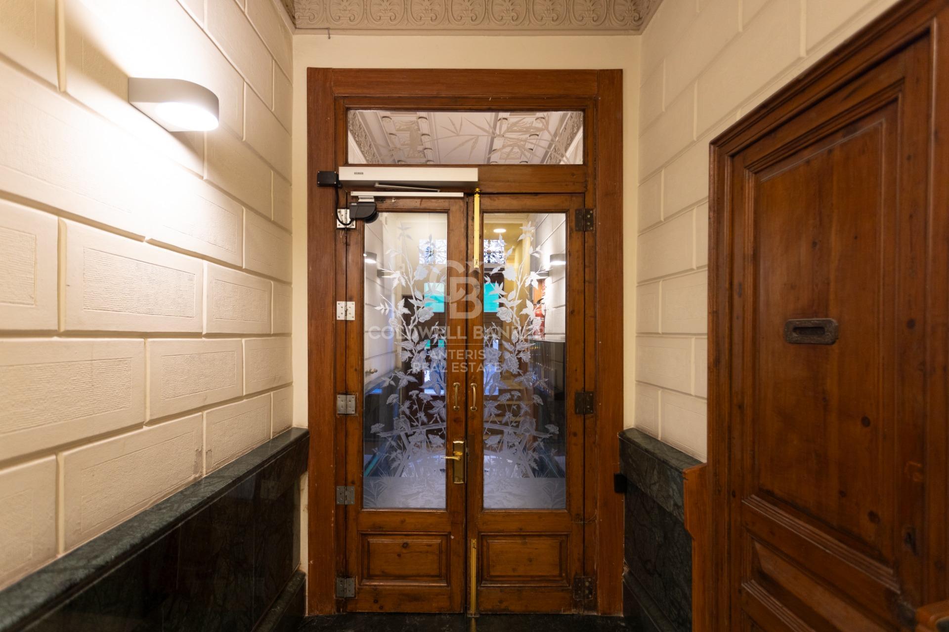 W pełni wyremontowany apartament na najwyższym piętrze w Quadrat d’or